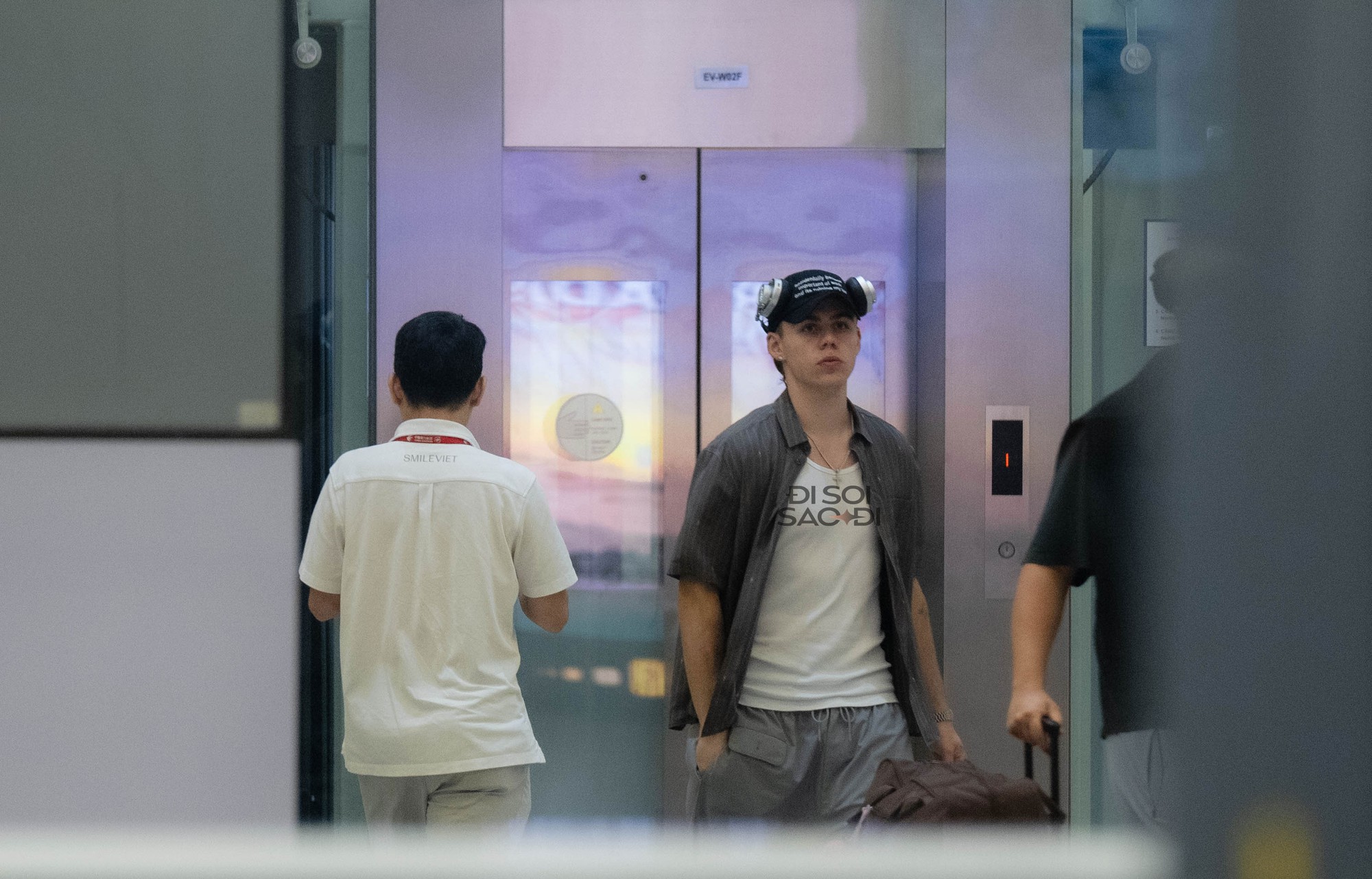 "Hoàng tử tạo hit với Justin Bieber" đổ bộ Nội Bài, bay cùng chuyến với 1 sao Việt cực đặc biệt! k1 1755623919340 1755623920056652584325