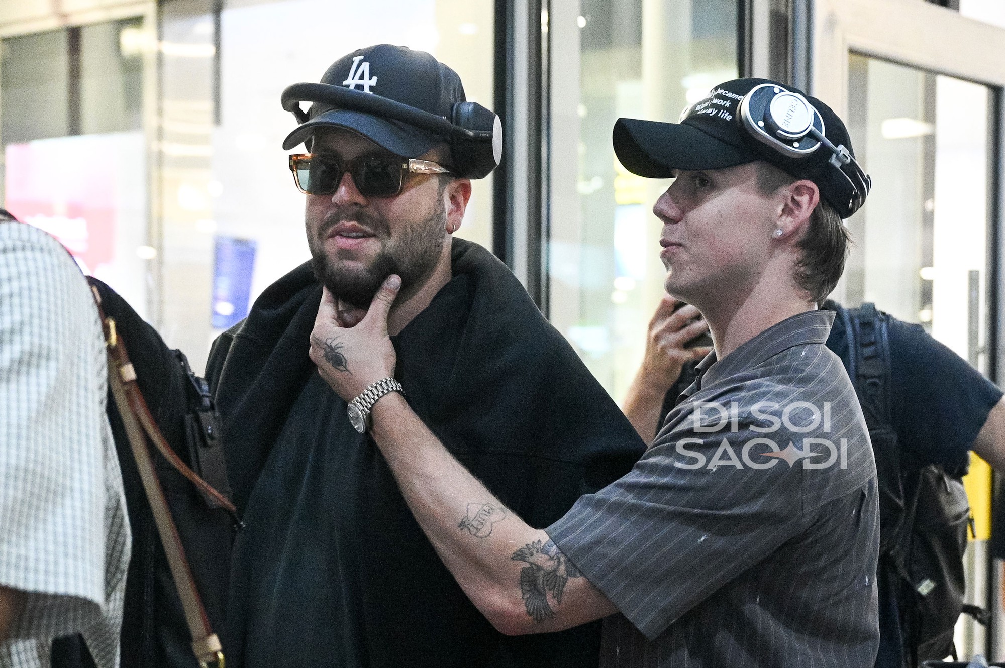 "Hoàng tử tạo hit với Justin Bieber" đổ bộ Nội Bài, bay cùng chuyến với 1 sao Việt cực đặc biệt! k11 1755623969757 17556239704571047074188