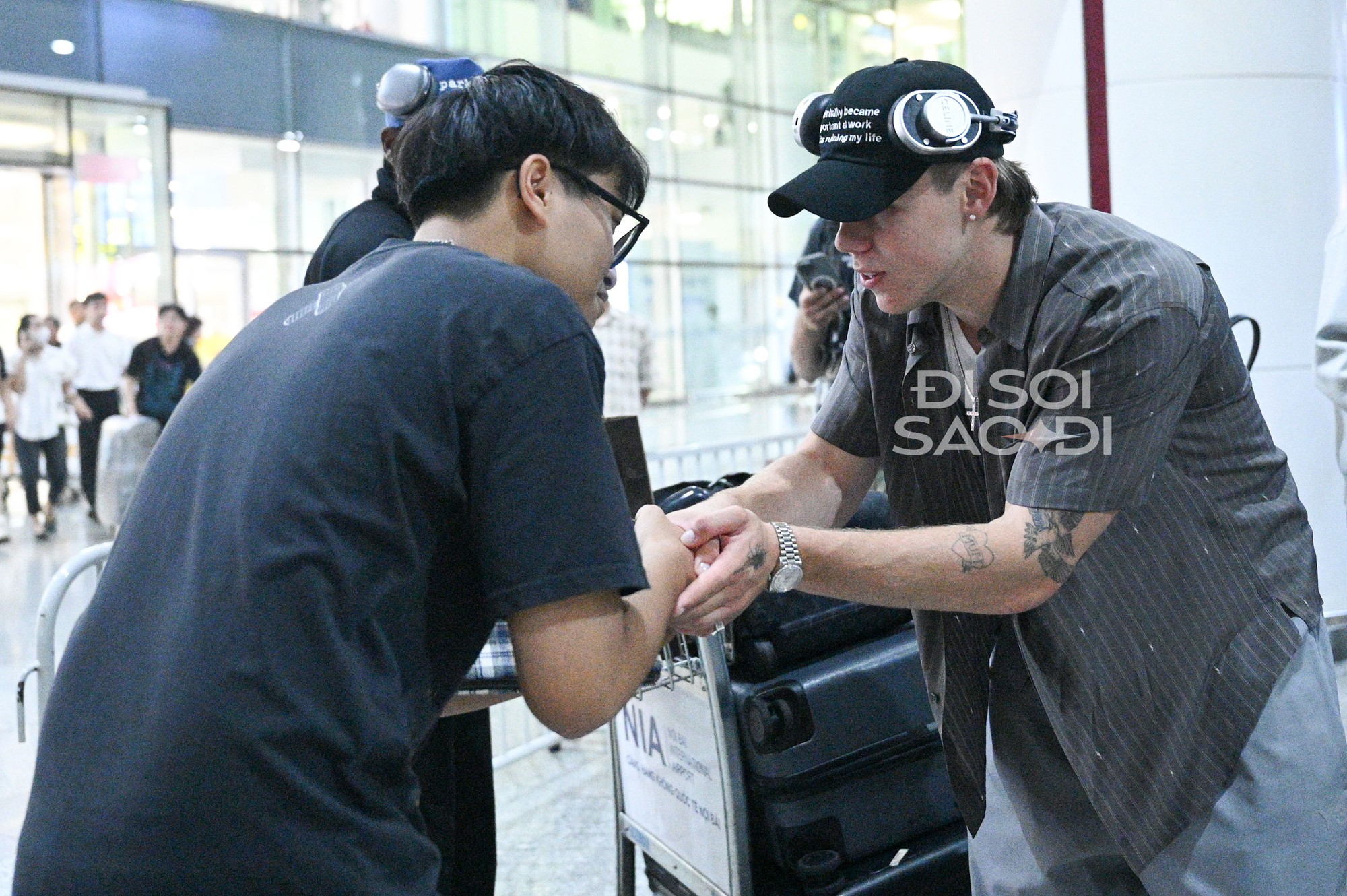 "Hoàng tử tạo hit với Justin Bieber" đổ bộ Nội Bài, bay cùng chuyến với 1 sao Việt cực đặc biệt! k13 1755623972809 1755623973007149654294