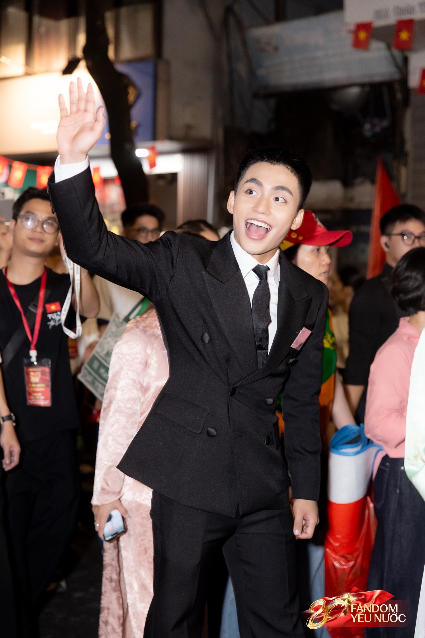 Sơn Tùng - MONO gây sốt trong cùng 1 buổi sáng: Em cười tươi rói diễu hành, anh viral MXH với 2 bức ảnh!- Ảnh 7.