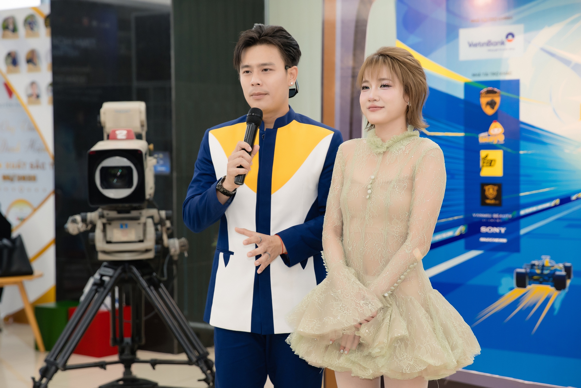 Mỹ nhân dính lùm xùm với ViruSs tái xuất trên sóng truyền hình, đụng độ với dàn