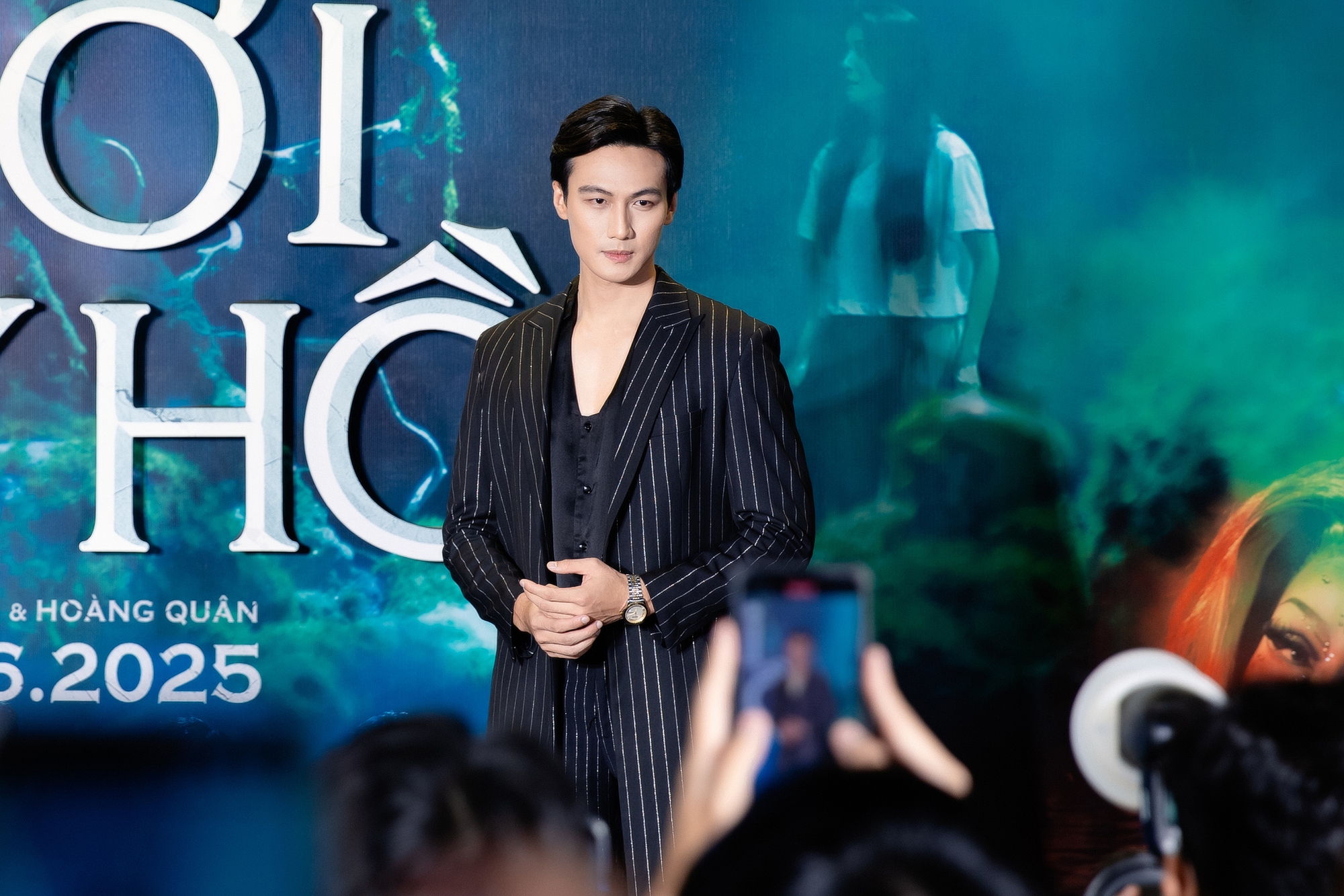 Clip hot: Mỹ nam Vbiz đẹp phát sáng cả thảm đỏ, chỉ cần mỉm cười là