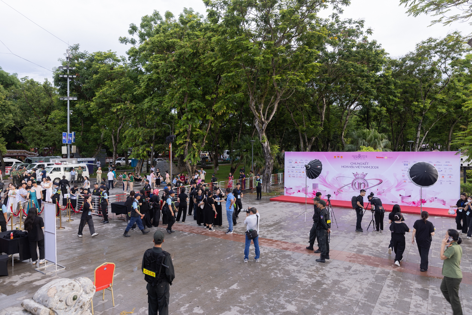 Chung kết Hoa hậu Việt Nam 2024: Thanh Thuỷ lộ diện trước thềm final walk, Tiểu Vy - Đỗ Hà cùng dàn hậu đổ bộ thảm đỏ- Ảnh 13.