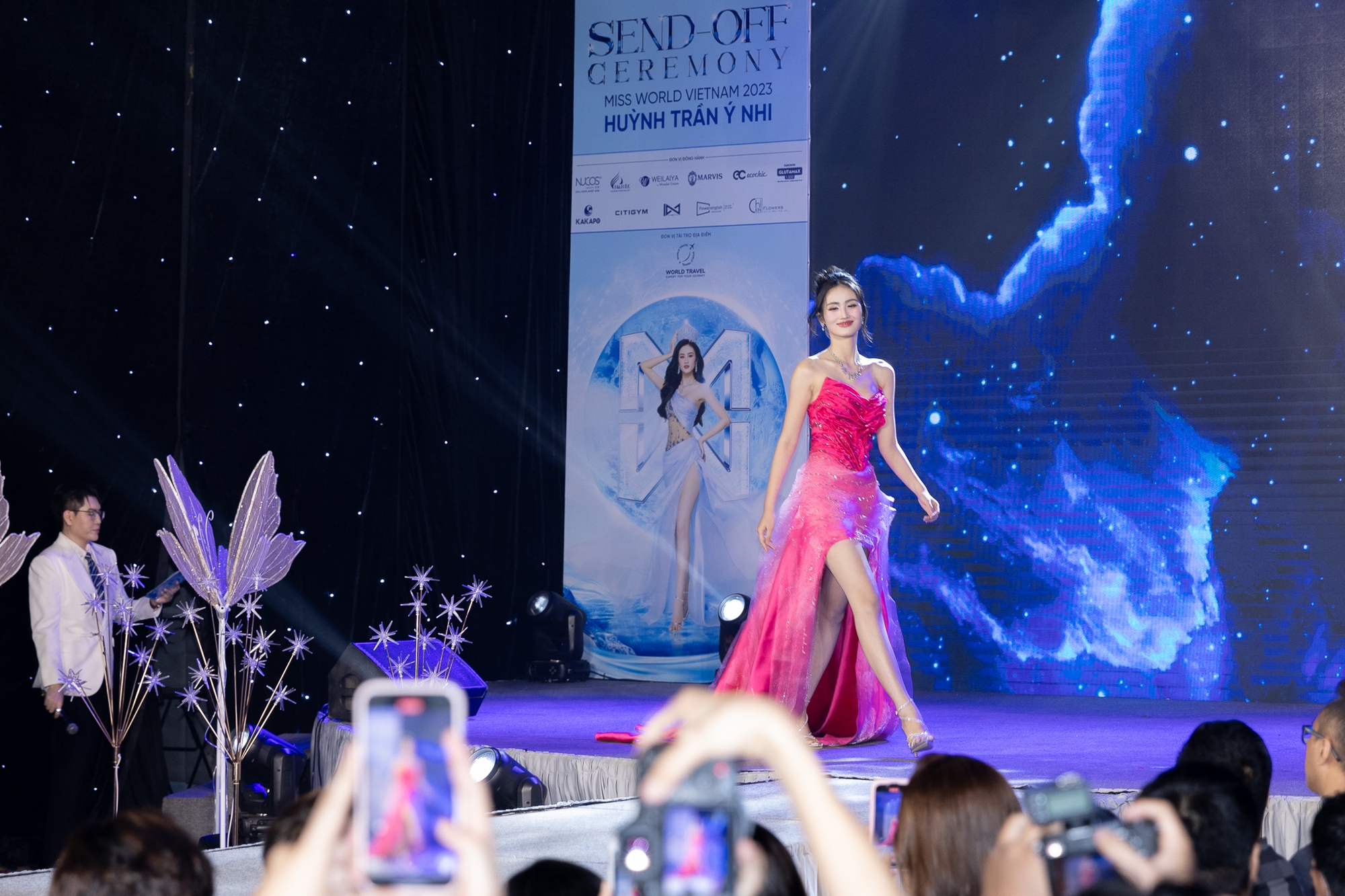 Thảm đỏ hot hôm nay: Tiểu Vy - Quế Anh lên đồ hở đọ sắc căng, Ý Nhi chiếm spotlight trong ngày vắng bạn trai- Ảnh 3.