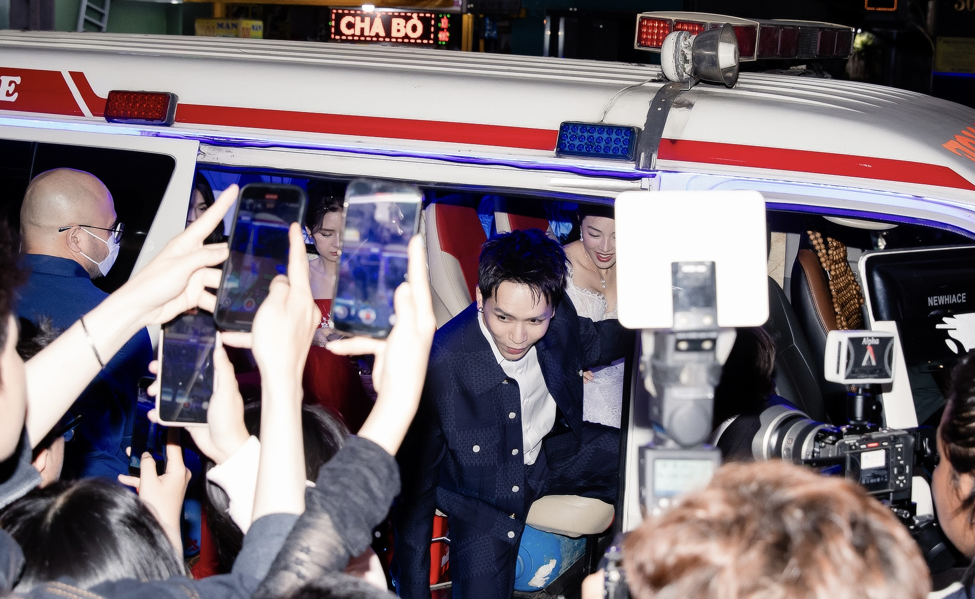 Đoàn phim Âm Dương Lộ nói gì về việc dùng xe cấp cứu chở diễn viên đến sự kiện?- Ảnh 2.