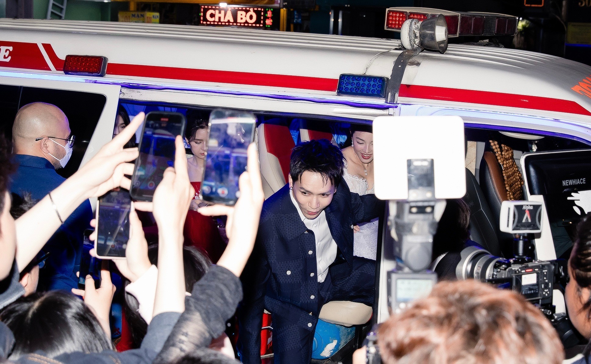 Đoàn phim dùng xe cứu thương chở NSƯT Đại Nghĩa, Bạch Công Khanh đến họp báo đang phải trả giá- Ảnh 2.