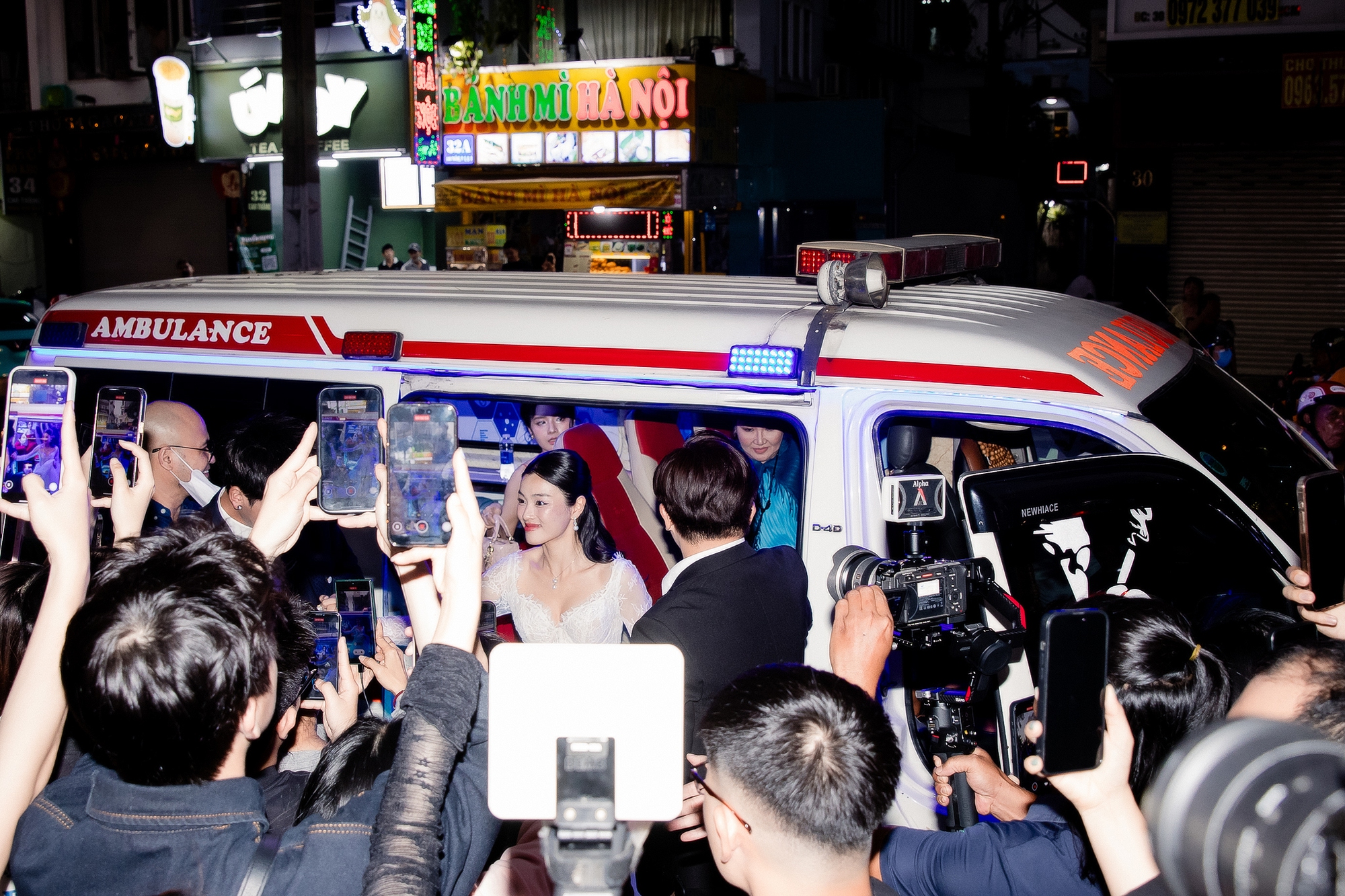 Thảm đỏ sốc nhất hôm nay: Dàn sao Việt phải đi xe cấp cứu tới sự kiện, dân tình hoang mang cực độ- Ảnh 2.