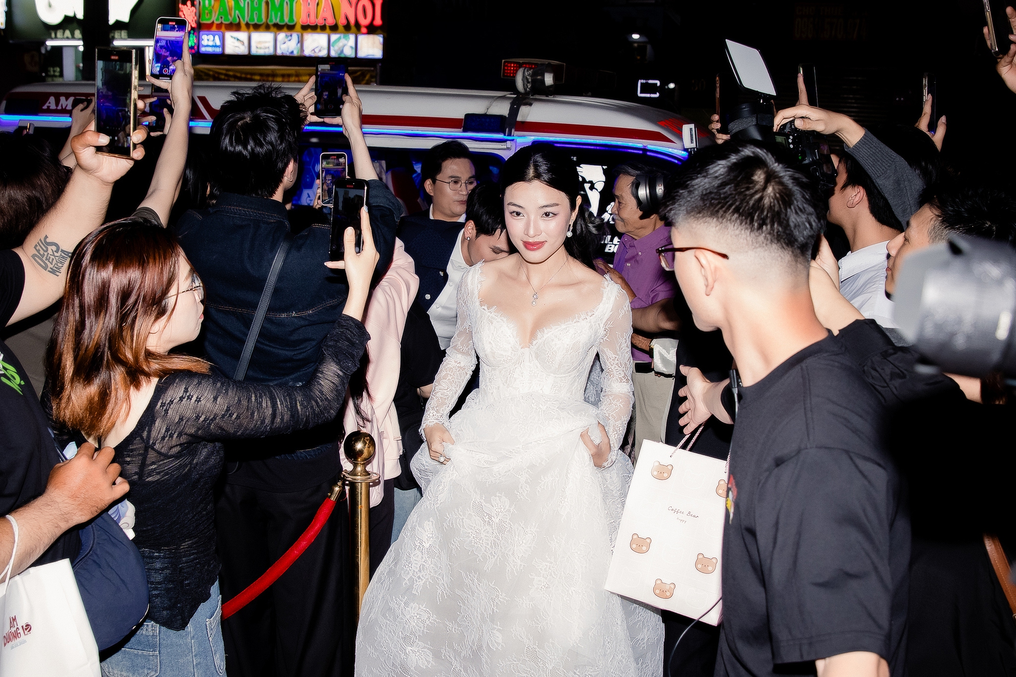 Thảm đỏ sốc nhất hôm nay: Dàn sao Việt phải đi xe cấp cứu tới sự kiện, dân tình hoang mang cực độ- Ảnh 3.