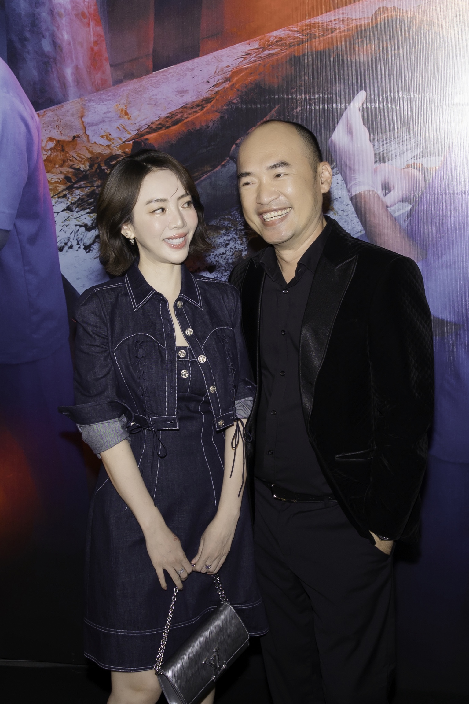 Clip hot: 1 sao nữ Vbiz bỏ chạy khỏi thảm đỏ khiến cả ekip nháo nhào- Ảnh 2. Clip hot: 1 sao nữ Vbiz bỏ chạy khỏi thảm đỏ khiến cả ekip nháo nhào- Ảnh 2.