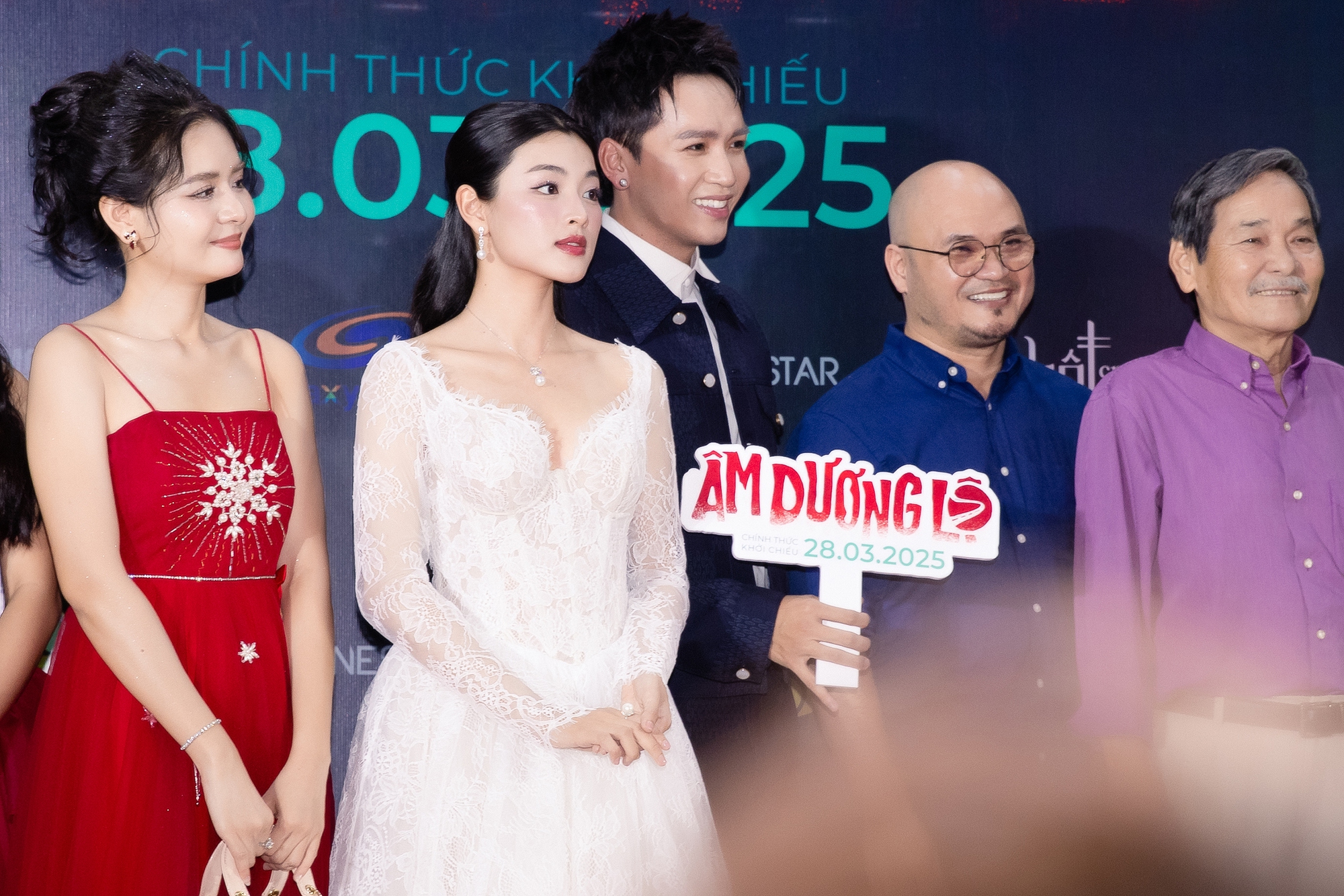 Thảm đỏ sốc nhất hôm nay: Dàn sao Việt phải đi xe cấp cứu tới sự kiện, dân tình hoang mang cực độ- Ảnh 12.