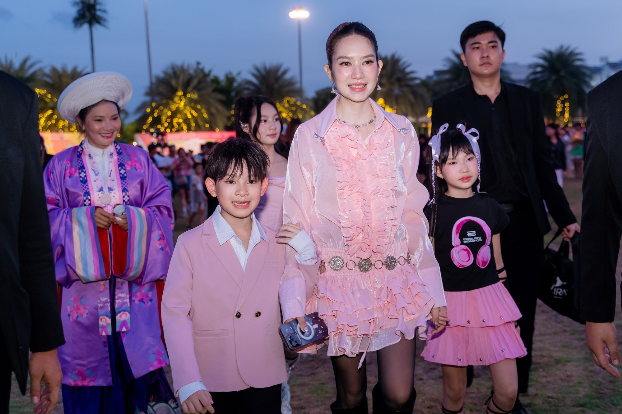 Ái nữ sao Việt gây sốt MXH vì nhan sắc cuốn hơn chữ cuốn, mới 12 tuổi đã đẹp hết phần ba mẹ- Ảnh 6.