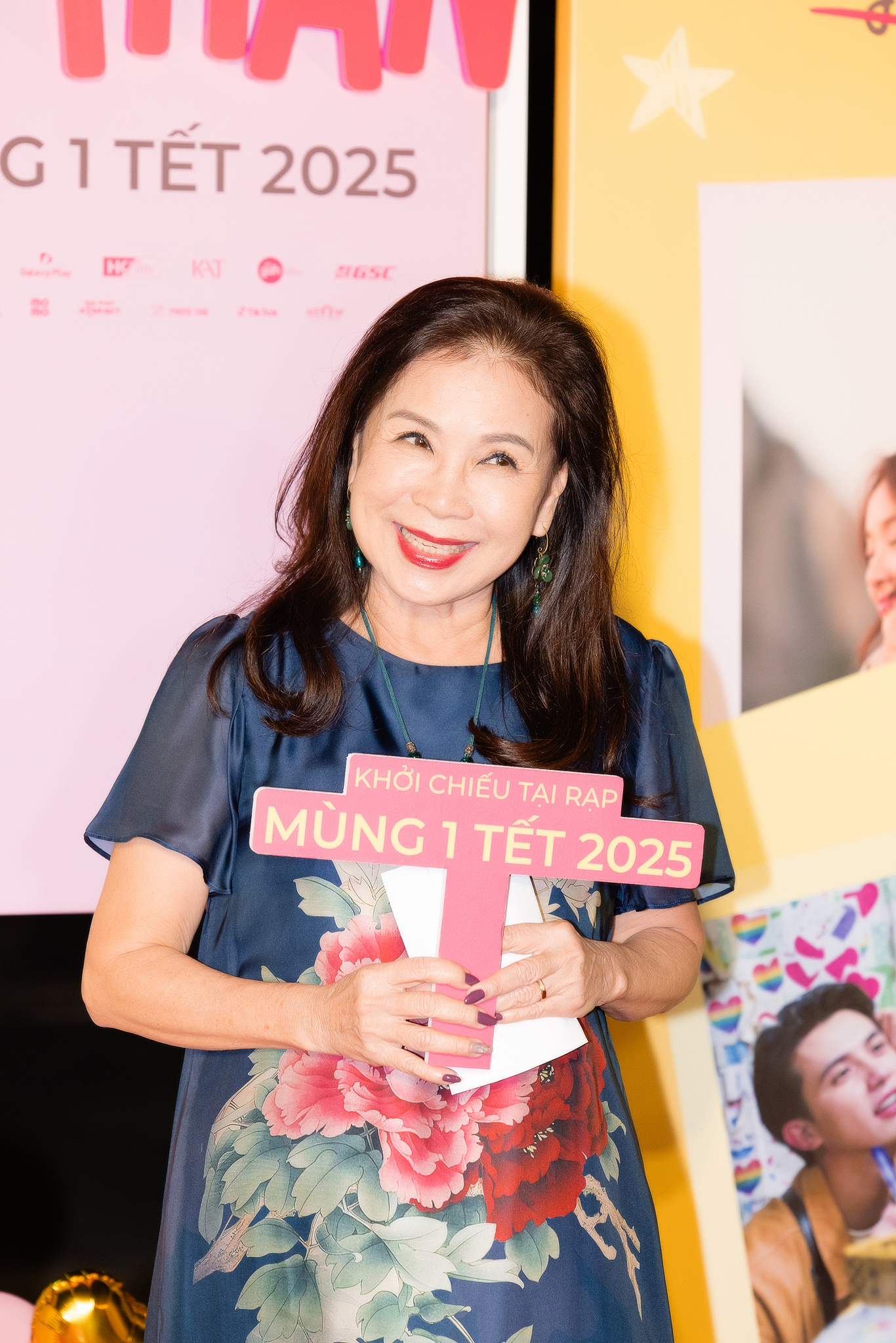 Thảm đỏ hot nhất hôm nay: Trấn Thành gây sốt vì