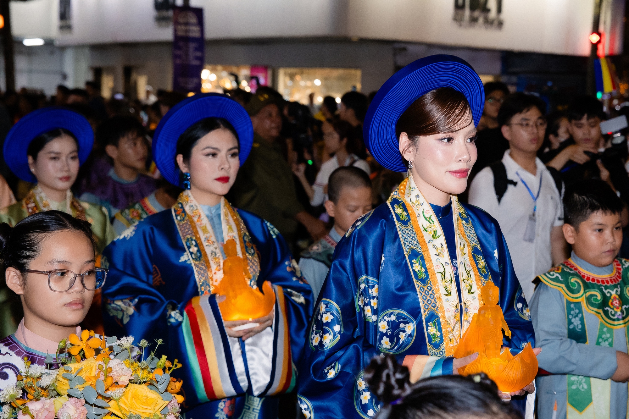 Hoa hậu Tiểu Vy bị tóm cận visual