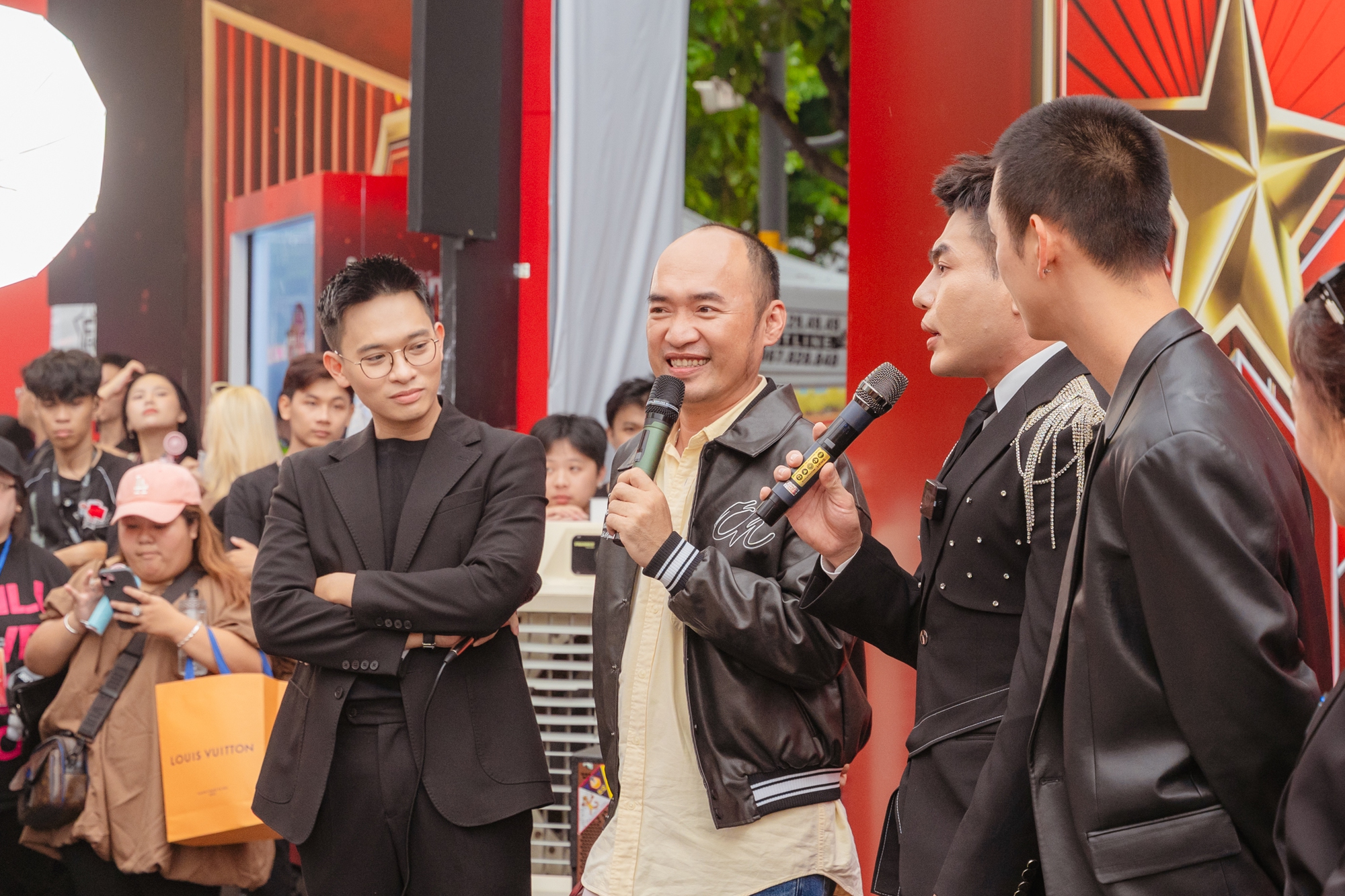 Mỹ nam top 1 visual Vbiz bất ngờ cạo đầu, ngoại hình gây sốc giữa sự kiện- Ảnh 5.