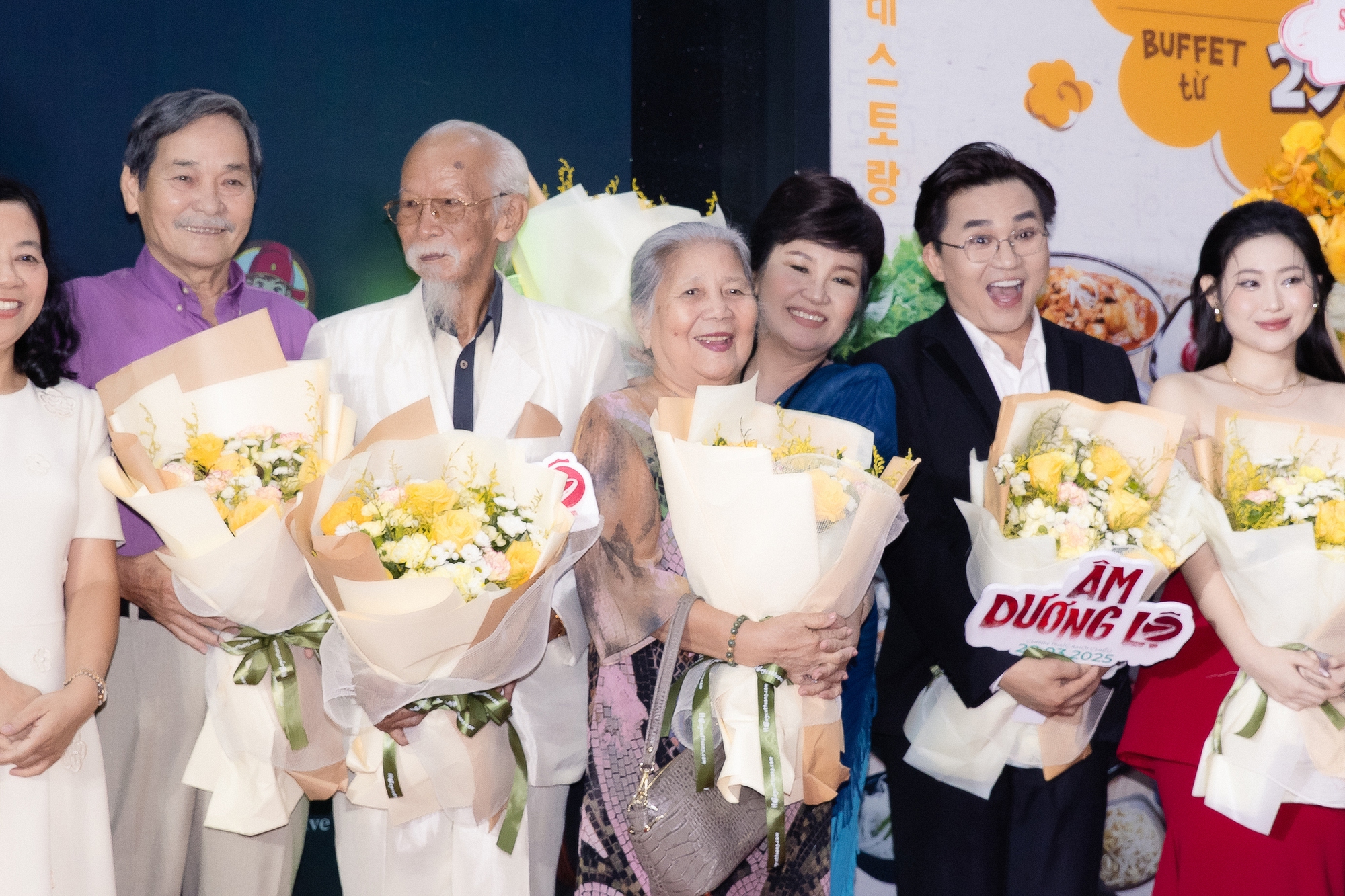 Thảm đỏ sốc nhất hôm nay: Dàn sao Việt phải đi xe cấp cứu tới sự kiện, dân tình hoang mang cực độ- Ảnh 13.