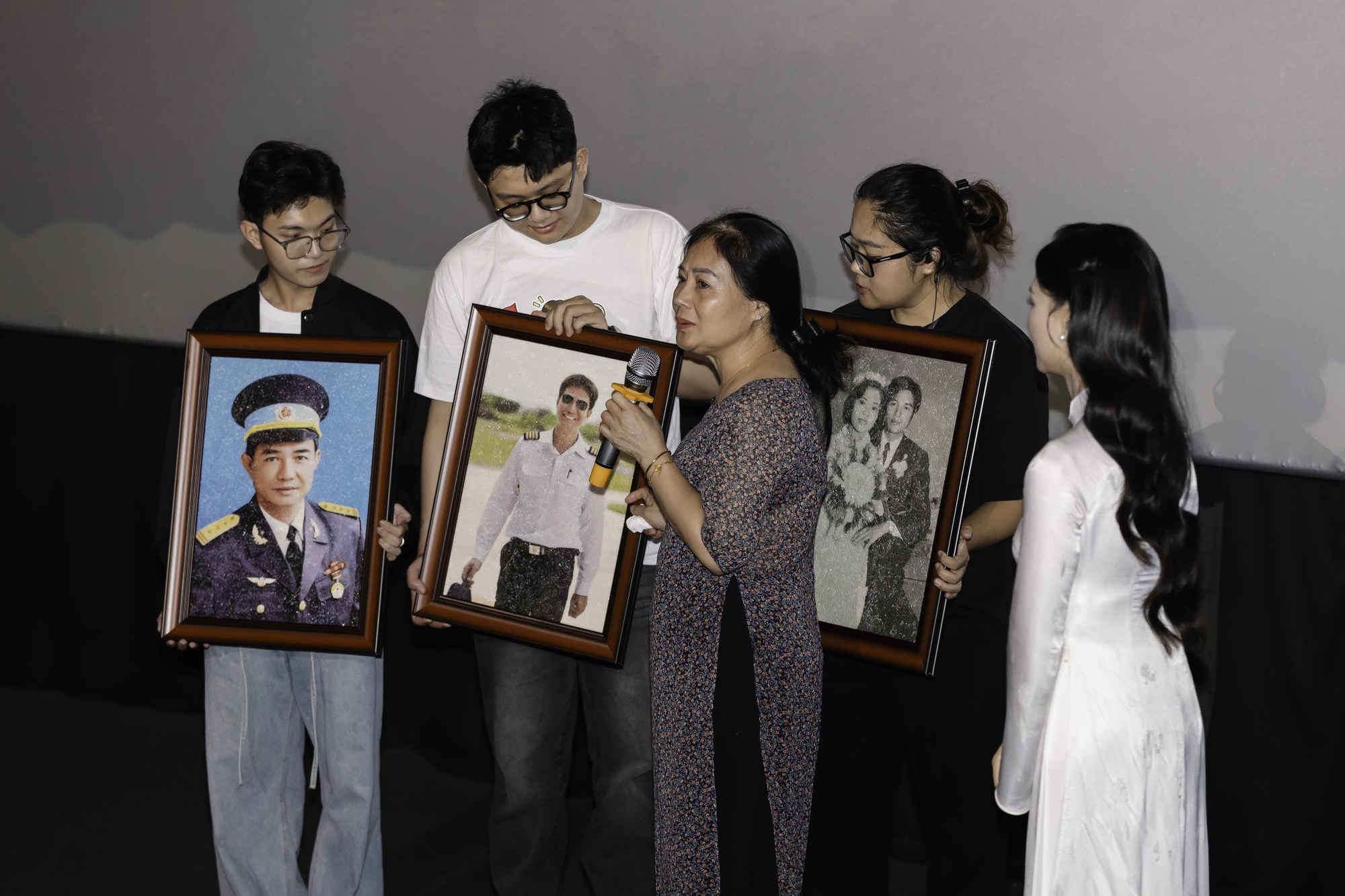 Chi Pu, Tiểu Vy, MONO... chia sẻ mất mát với Hòa Minzy giữa sự kiện, nữ ca sĩ bật khóc trong vòng tay gia đình Hoa Dâm Bụt- Ảnh 7. Chi Pu, Tiểu Vy, MONO... chia sẻ mất mát với Hòa Minzy giữa sự kiện, nữ ca sĩ bật khóc trong vòng tay gia đình Hoa Dâm Bụt- Ảnh 7.