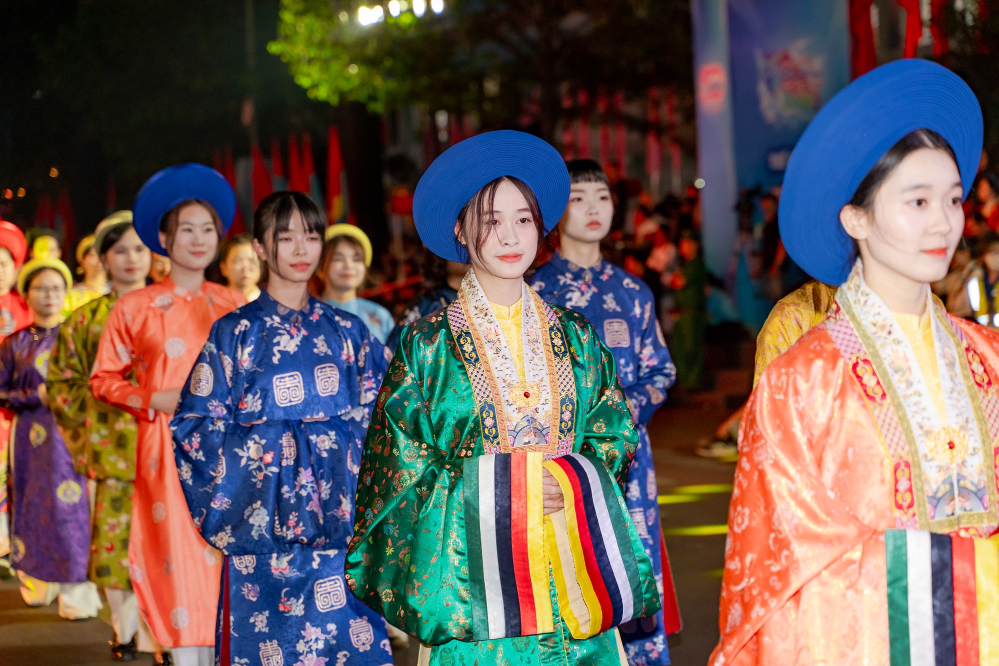 Dàn sao Vbiz lộng lẫy tại sự kiện khủng: Tiểu Vy - Quốc Anh bị