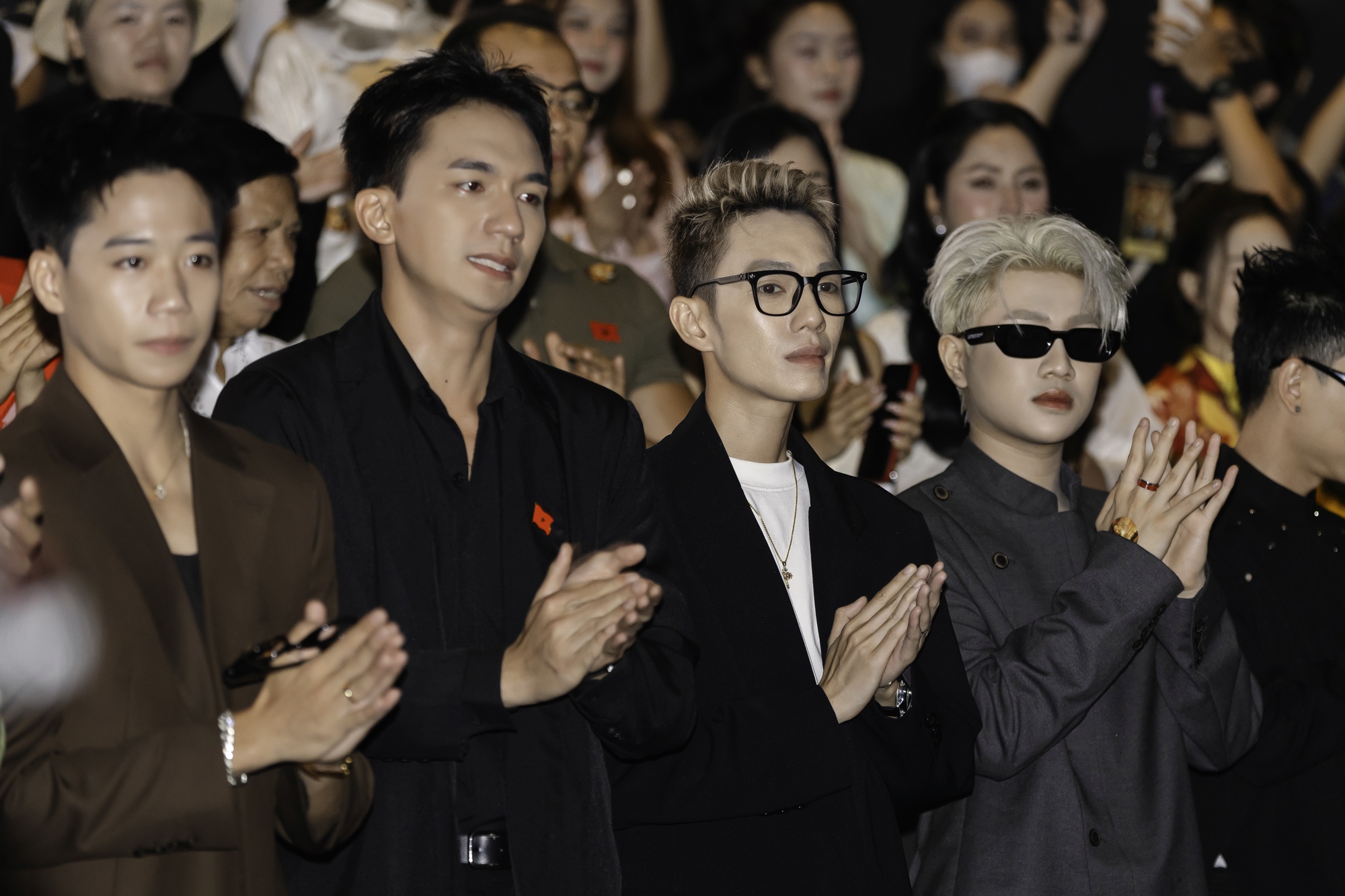 Chi Pu, Tiểu Vy, MONO... chia sẻ mất mát với Hòa Minzy giữa sự kiện, nữ ca sĩ bật khóc trong vòng tay gia đình Hoa Dâm Bụt- Ảnh 6. Chi Pu, Tiểu Vy, MONO... chia sẻ mất mát với Hòa Minzy giữa sự kiện, nữ ca sĩ bật khóc trong vòng tay gia đình Hoa Dâm Bụt- Ảnh 6.