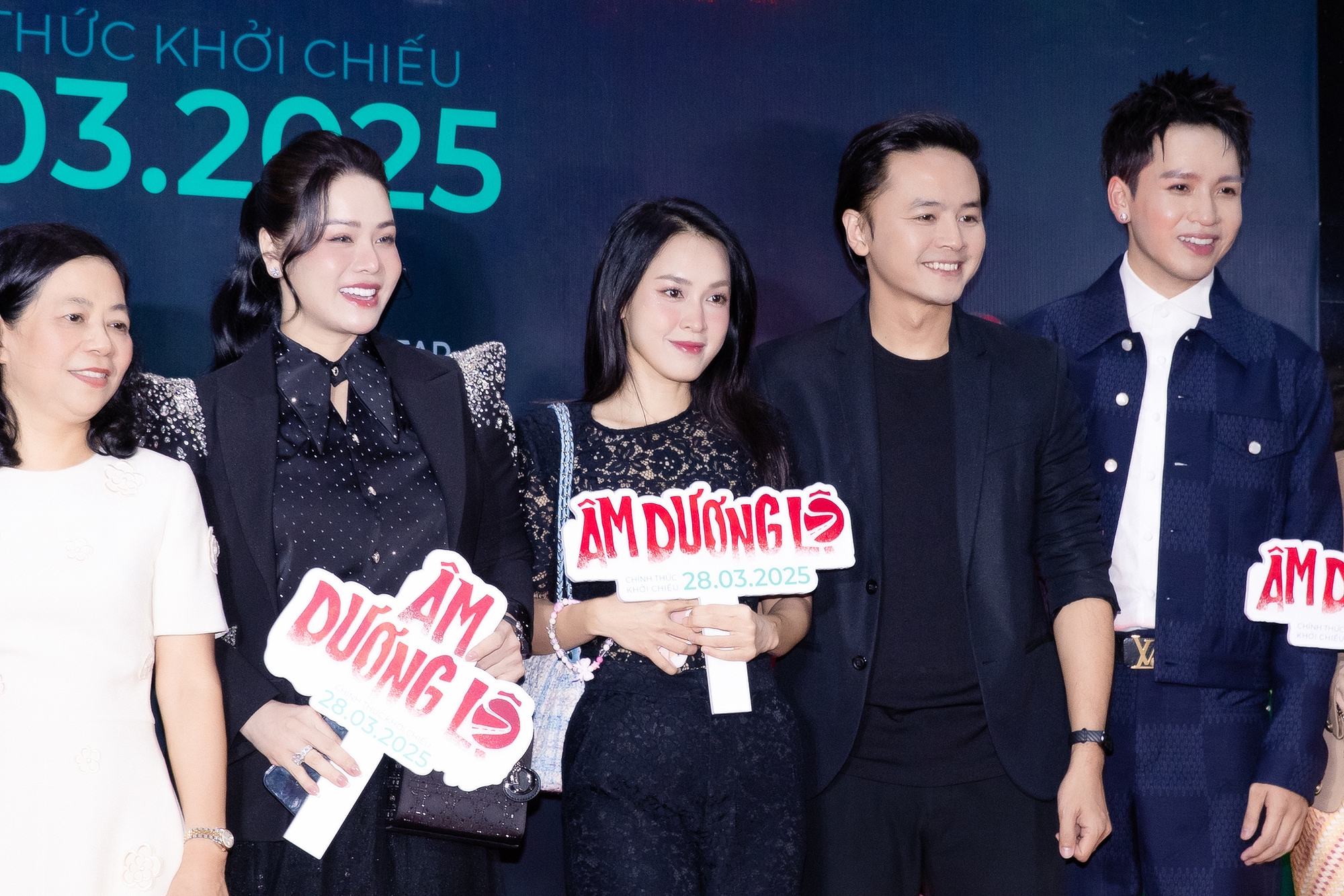 Thảm đỏ sốc nhất hôm nay: Dàn sao Việt phải đi xe cấp cứu tới sự kiện, dân tình hoang mang cực độ- Ảnh 6.