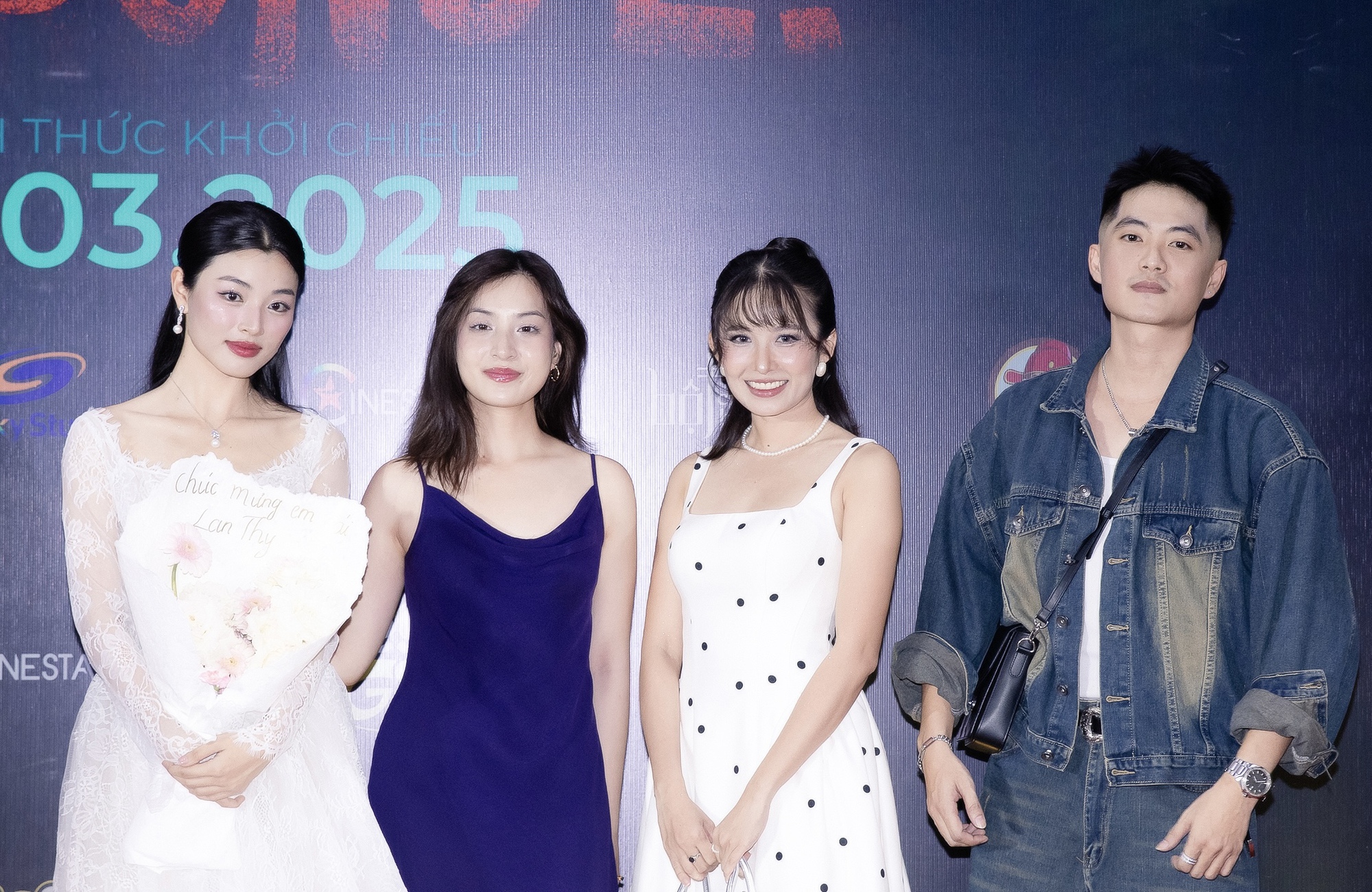 Thảm đỏ sốc nhất hôm nay: Dàn sao Việt phải đi xe cấp cứu tới sự kiện, dân tình hoang mang cực độ- Ảnh 9.