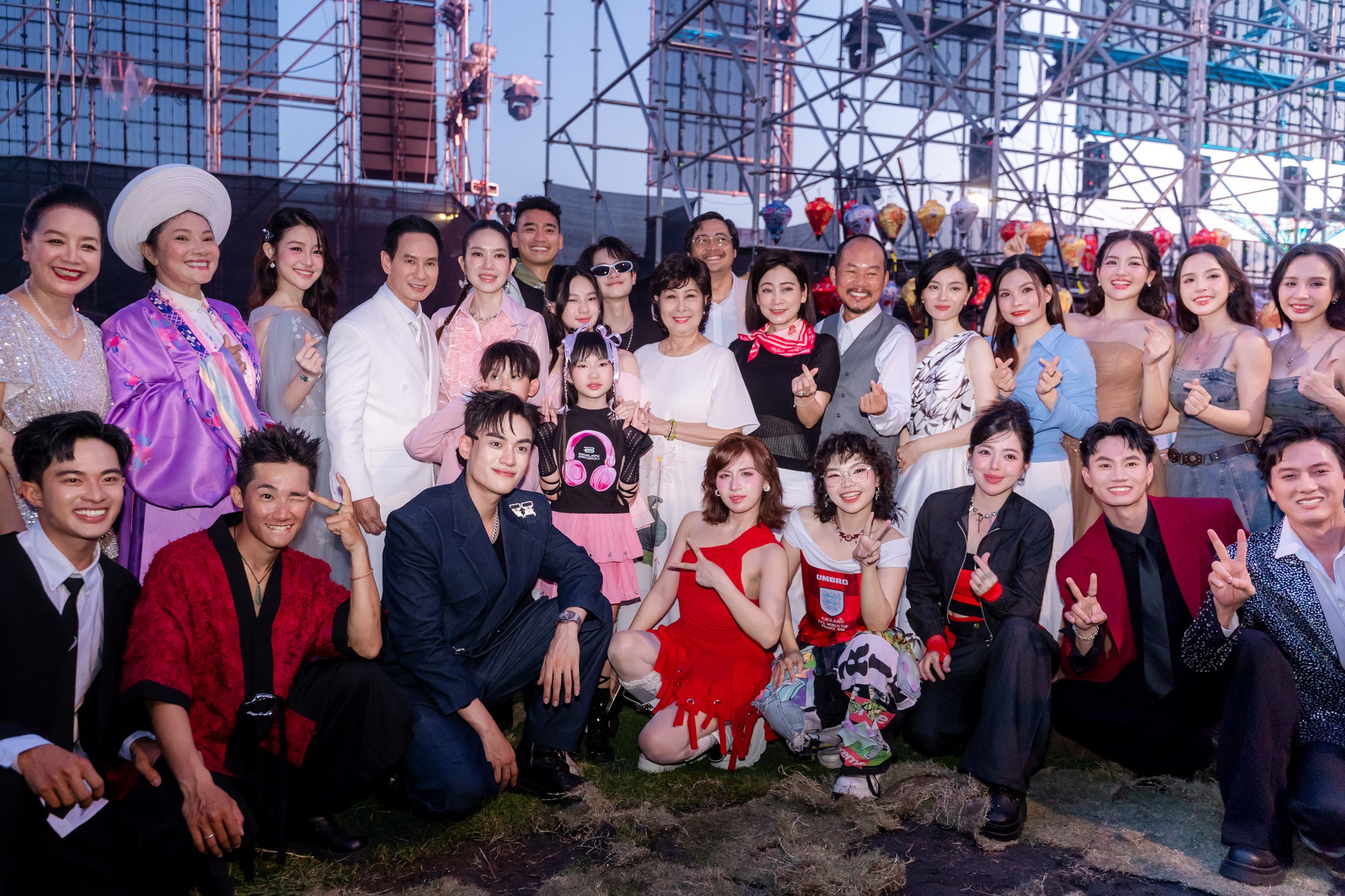 Ái nữ sao Việt gây sốt MXH vì nhan sắc cuốn hơn chữ cuốn, mới 12 tuổi đã đẹp hết phần ba mẹ- Ảnh 13.