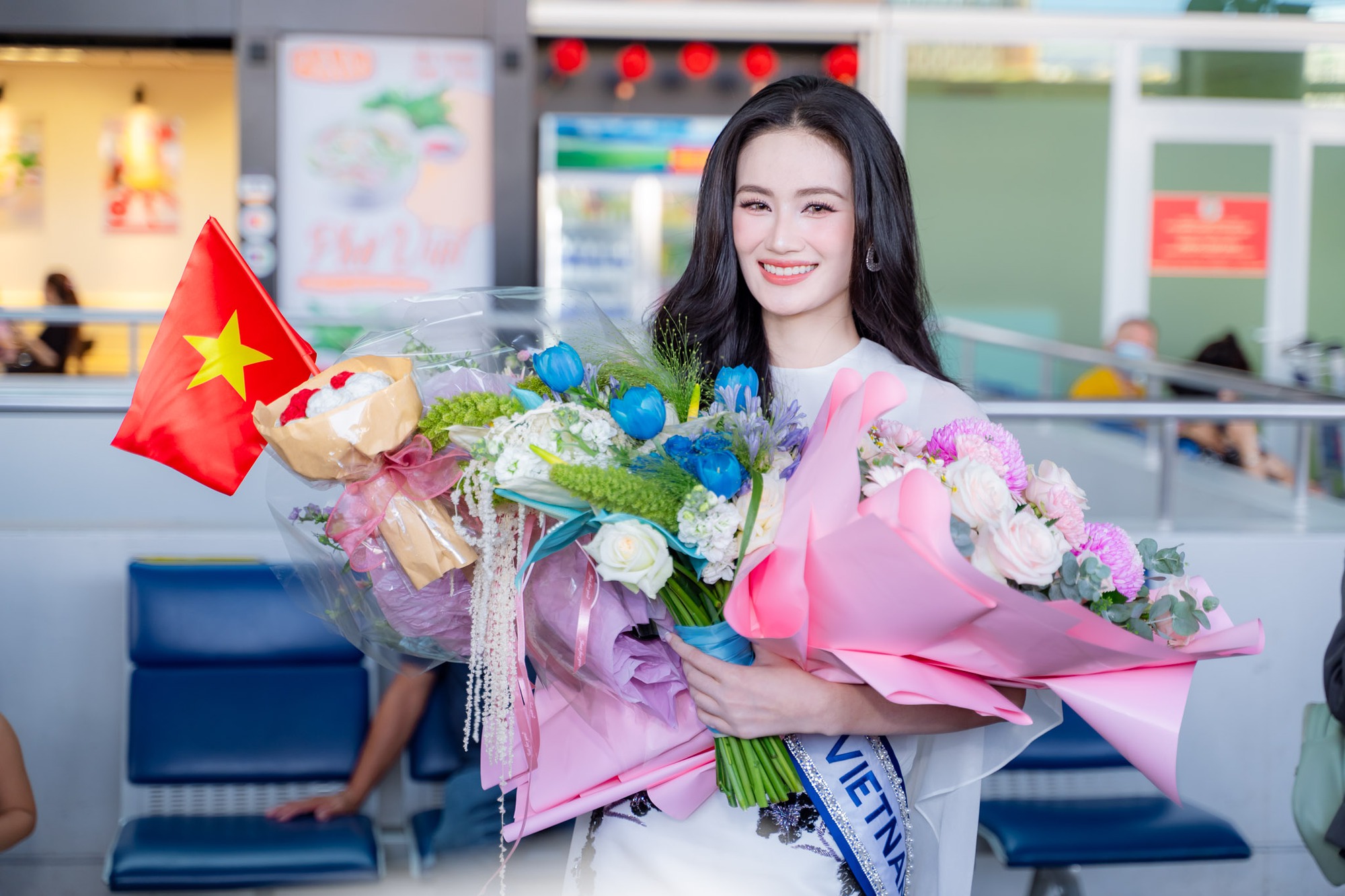 Hoa hậu Ý Nhi lên đường đến Miss World: Bạn trai vắng mặt, bật khóc nức nở khi nhìn thấy một mỹ nhân!- Ảnh 1.