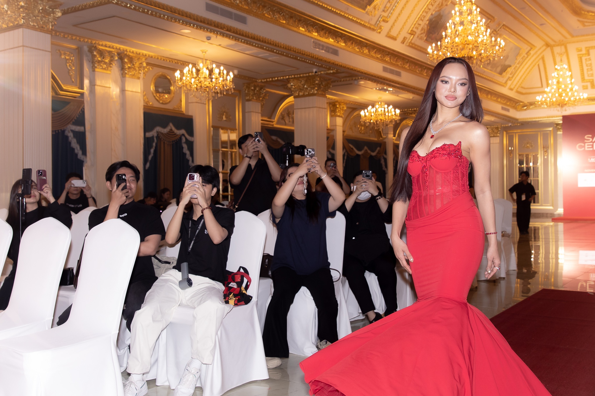 Mai Ngô catwalk loạng choạng, lộ ngoại hình gây tranh cãi khi thi quốc tế- Ảnh 4.