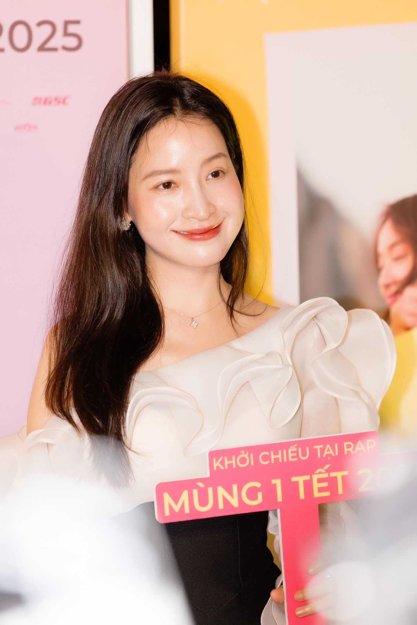 Thảm đỏ hot nhất hôm nay: Trấn Thành gây sốt vì