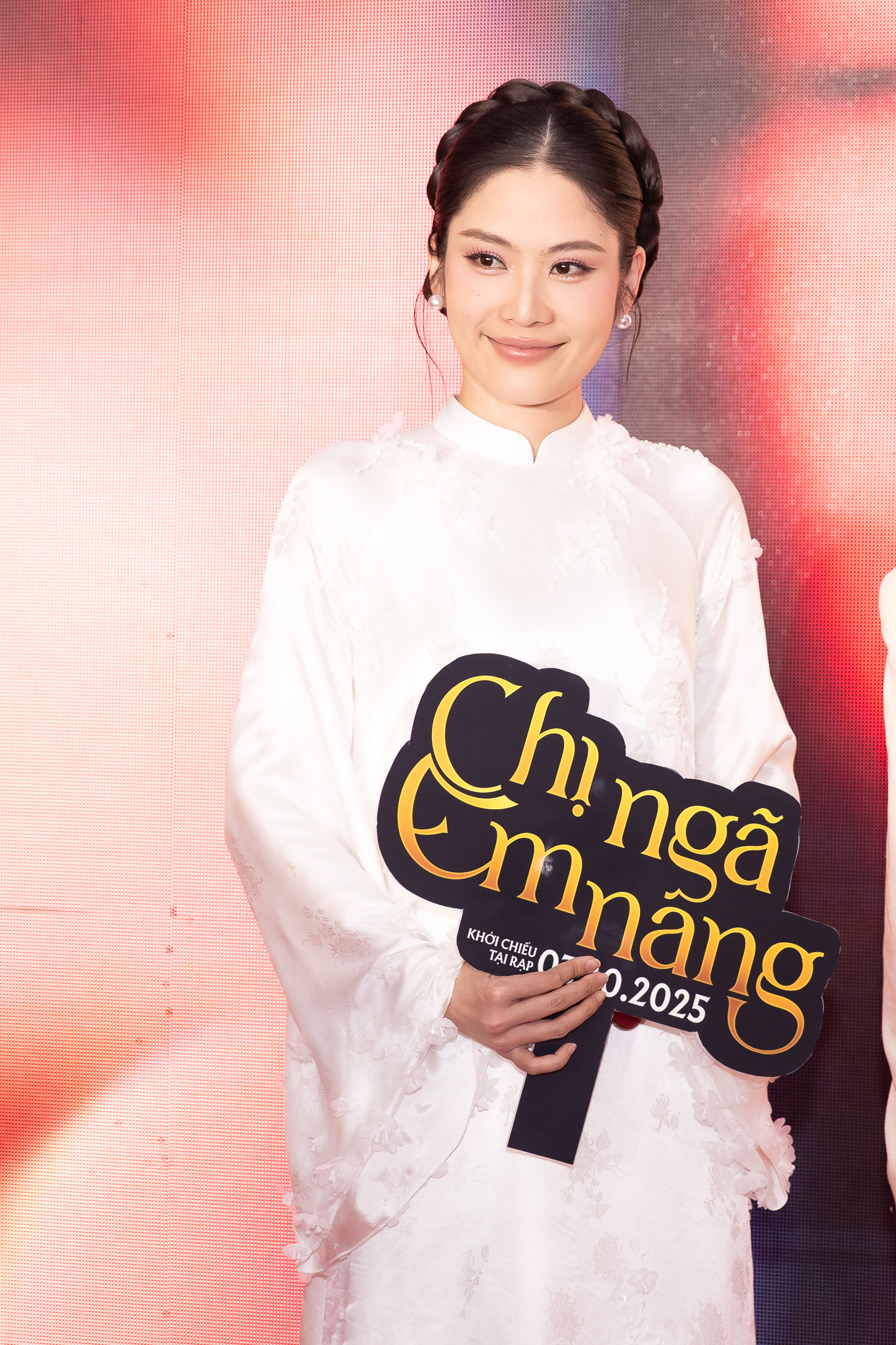 Thảm đỏ hot nhất hôm nay: Em gái Trấn Thành khoe dáng khác lạ, Lệ Quyên - Lâm Bảo Châu