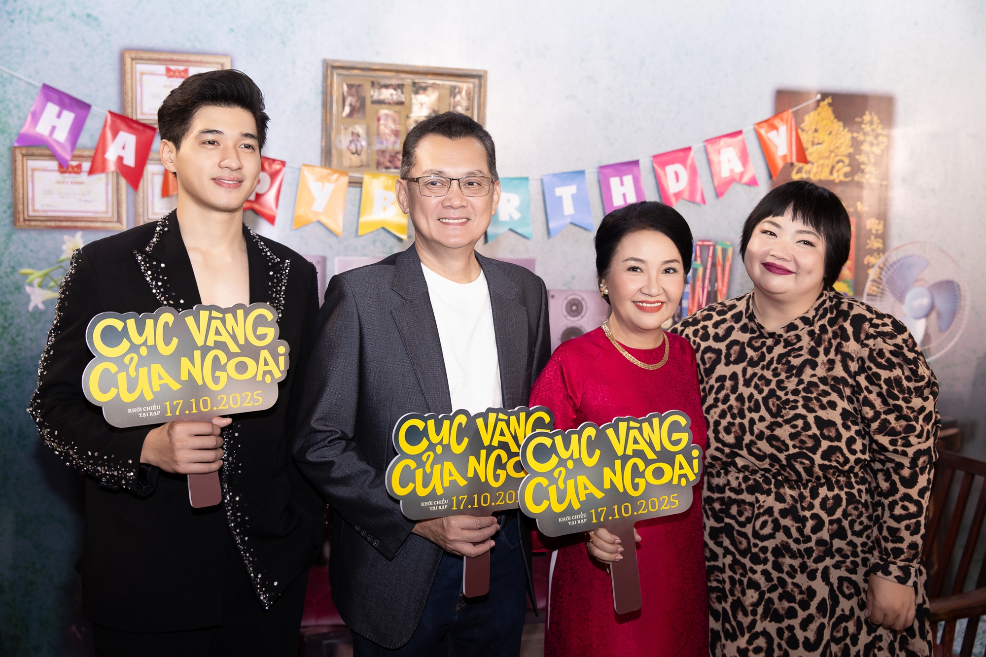 Thảm đỏ hot nhất hôm nay: Hoa hậu Khánh Vân khoe body cực bén giữa tin đồn có bầu, dàn nam thần trăm tỷ náo loạn sự kiện- Ảnh 15. Thảm đỏ hot nhất hôm nay: Hoa hậu Khánh Vân khoe body cực bén giữa tin đồn có bầu, dàn nam thần trăm tỷ náo loạn sự kiện- Ảnh 15.