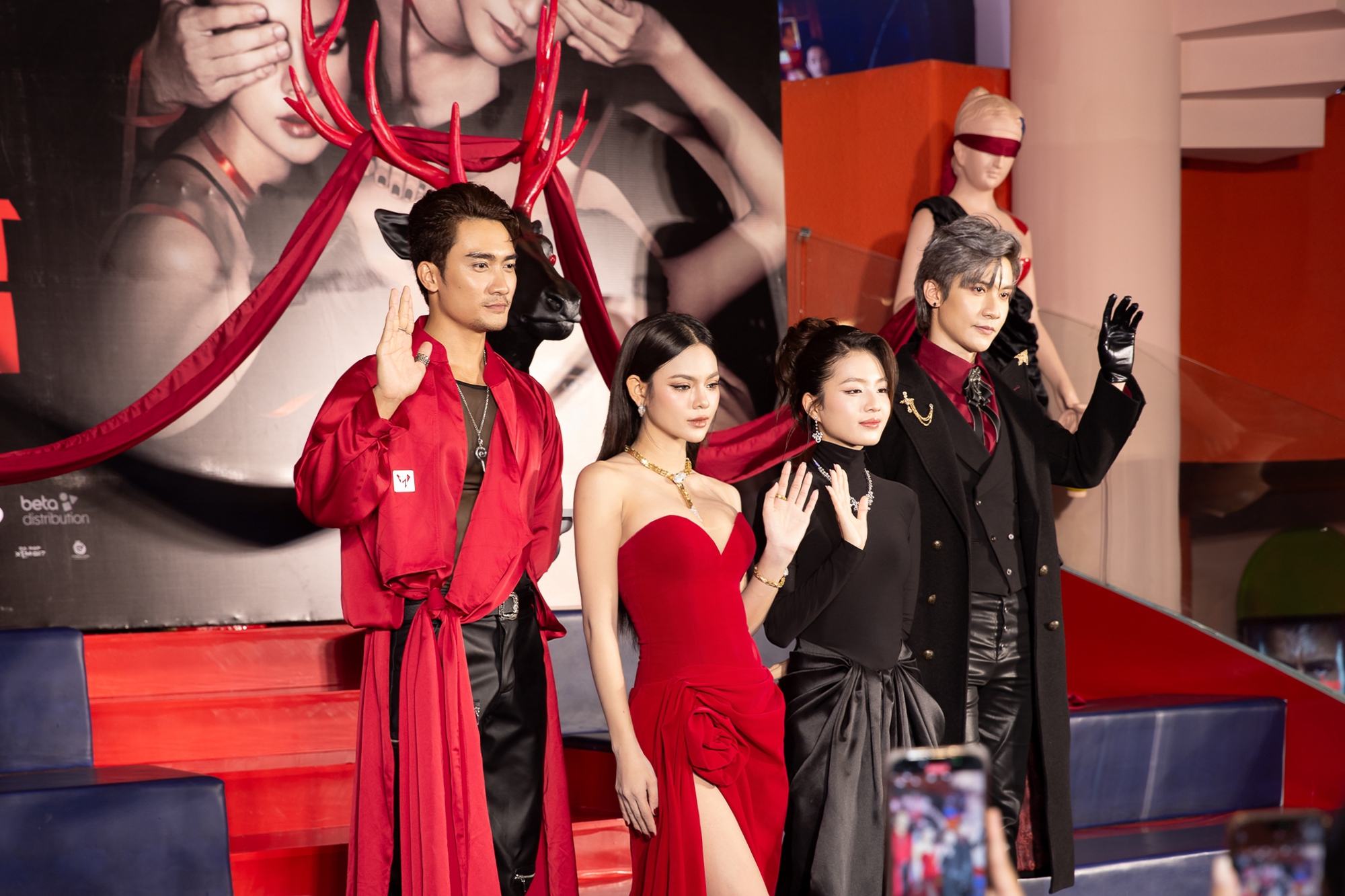 Vbiz có 1 mỹ nhân cứ xuất hiện là biến thảm đỏ thành kiệt tác, đẹp sang quá thể nhìn lóa cả mắt- Ảnh 6. Vbiz có 1 mỹ nhân cứ xuất hiện là biến thảm đỏ thành kiệt tác, đẹp sang quá thể nhìn lóa cả mắt- Ảnh 6.