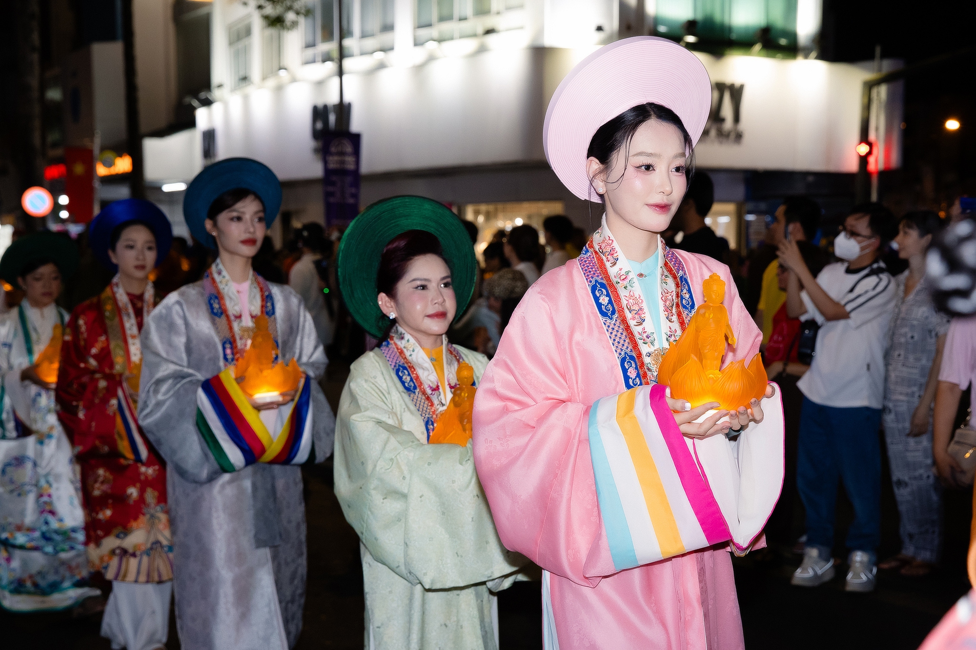 Hoa hậu Tiểu Vy bị tóm cận visual