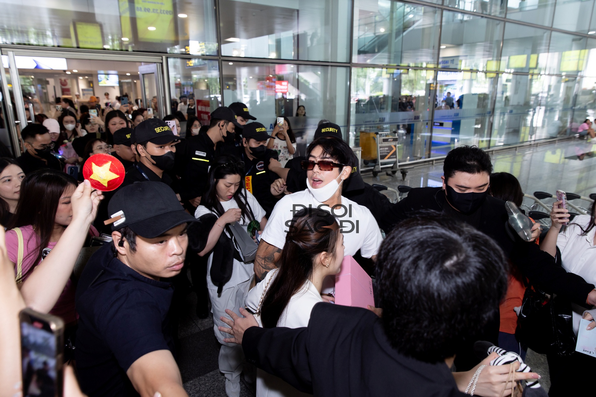 k14-16-1755841132079-17558411323431537209461 "Trai đẹp khiến cả sân Mỹ Đình phát cuồng" DPR Ian đội nón lá trở lại Việt Nam, biển fan chào đón "rể Việt" gây choáng! k14 16 1755841132079 17558411323431537209461