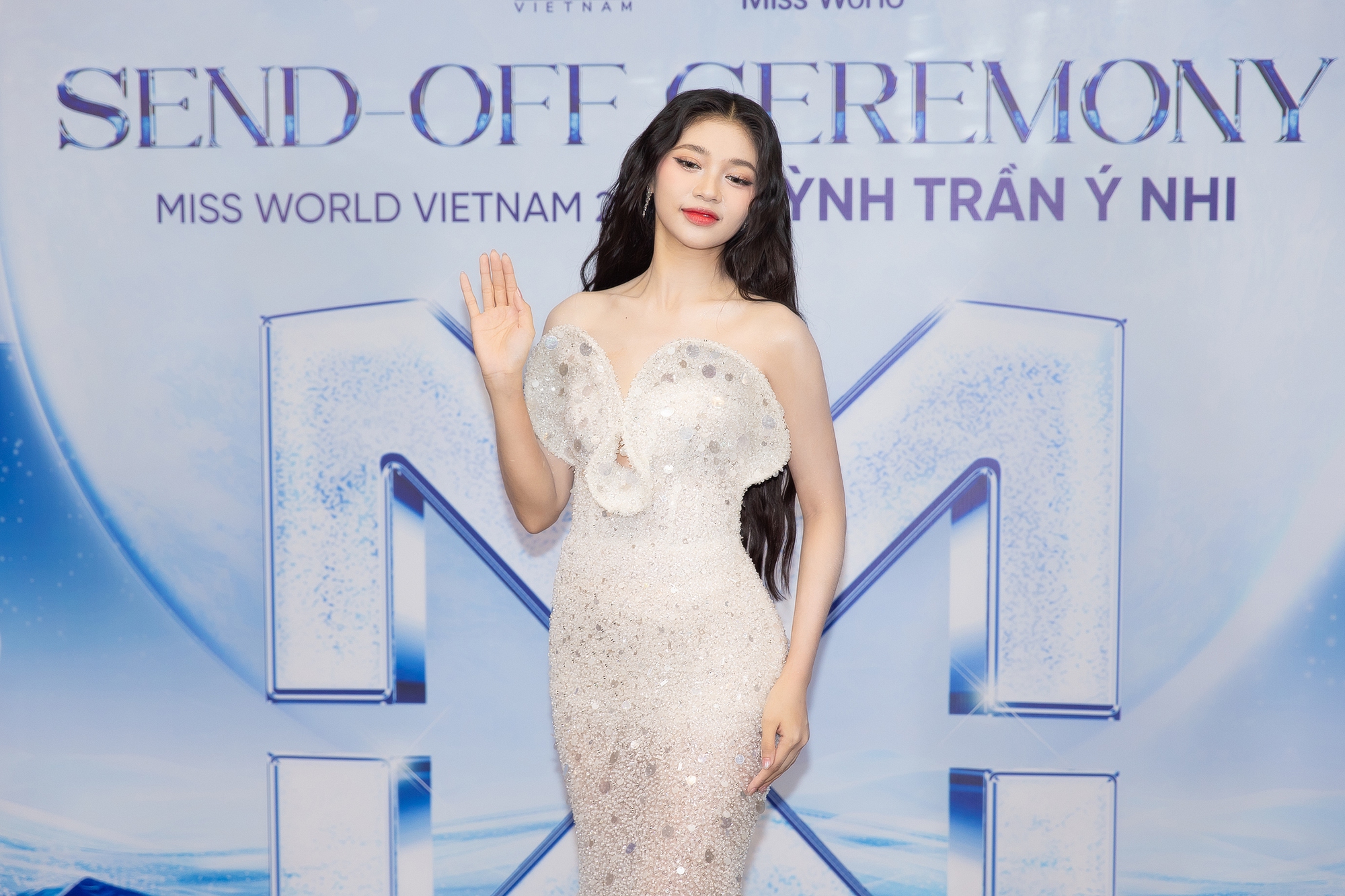 Thảm đỏ hot hôm nay: Tiểu Vy - Quế Anh lên đồ hở đọ sắc căng, Ý Nhi chiếm spotlight trong ngày vắng bạn trai- Ảnh 10.