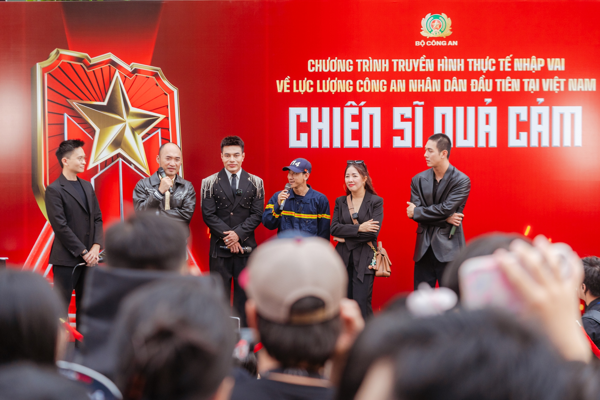 Mỹ nam top 1 visual Vbiz bất ngờ cạo đầu, ngoại hình gây sốc giữa sự kiện- Ảnh 3.