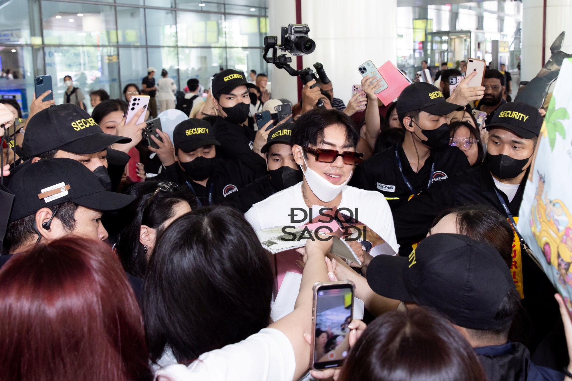 k14-17-1755841134152-1755841134466917657285 "Trai đẹp khiến cả sân Mỹ Đình phát cuồng" DPR Ian đội nón lá trở lại Việt Nam, biển fan chào đón "rể Việt" gây choáng! k14 17 1755841134152 1755841134466917657285