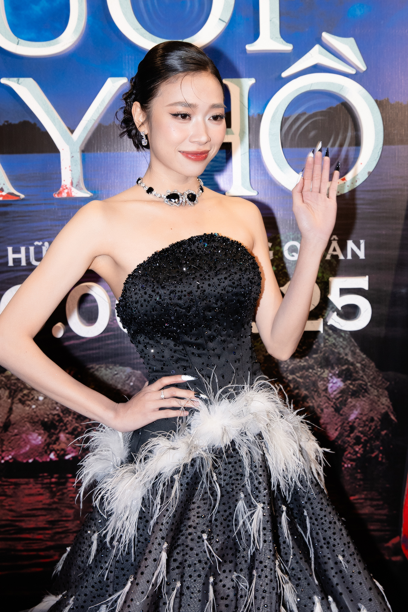 Clip hot: Mỹ nam Vbiz đẹp phát sáng cả thảm đỏ, chỉ cần mỉm cười là