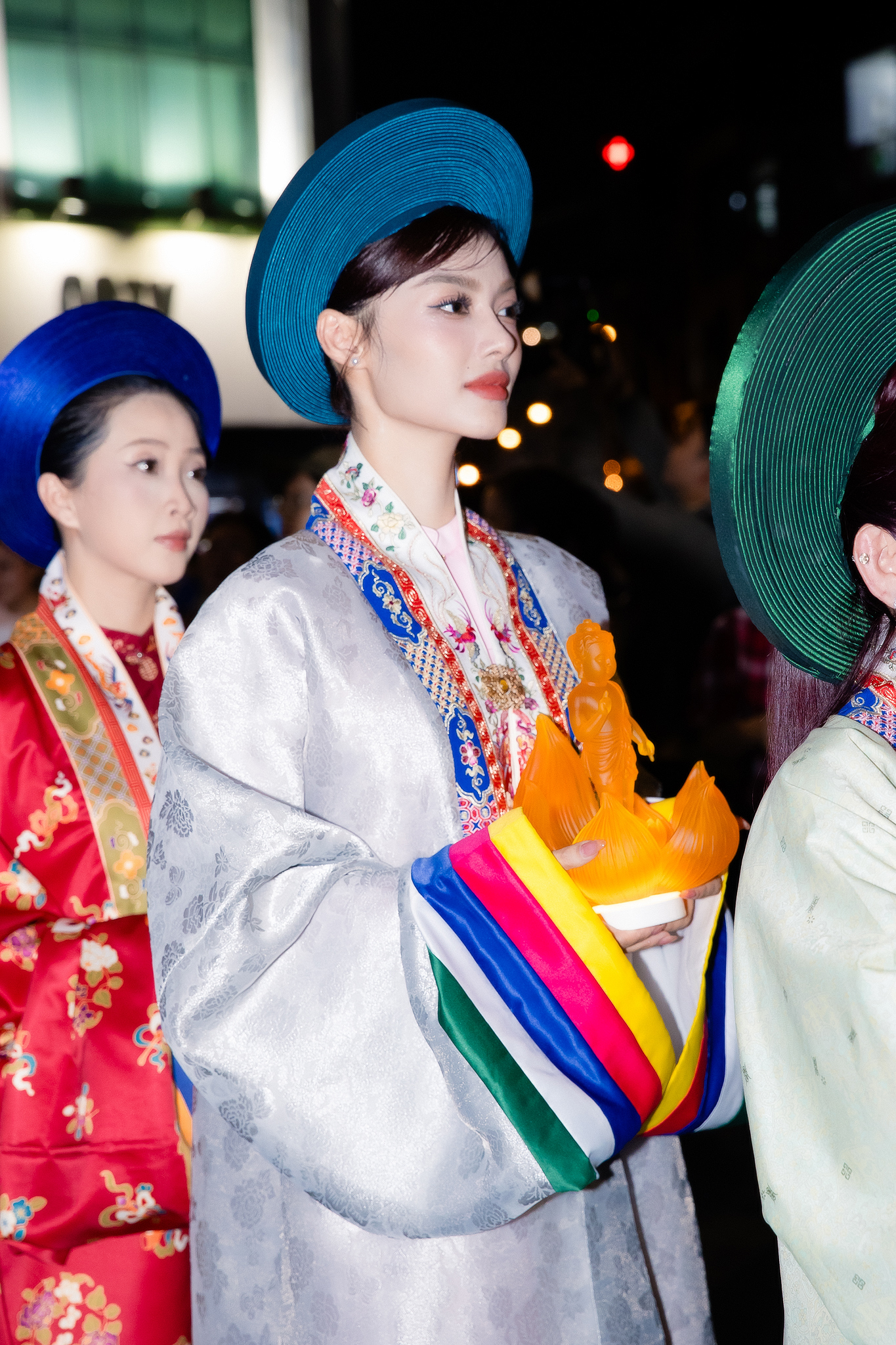 Hoa hậu Tiểu Vy bị tóm cận visual