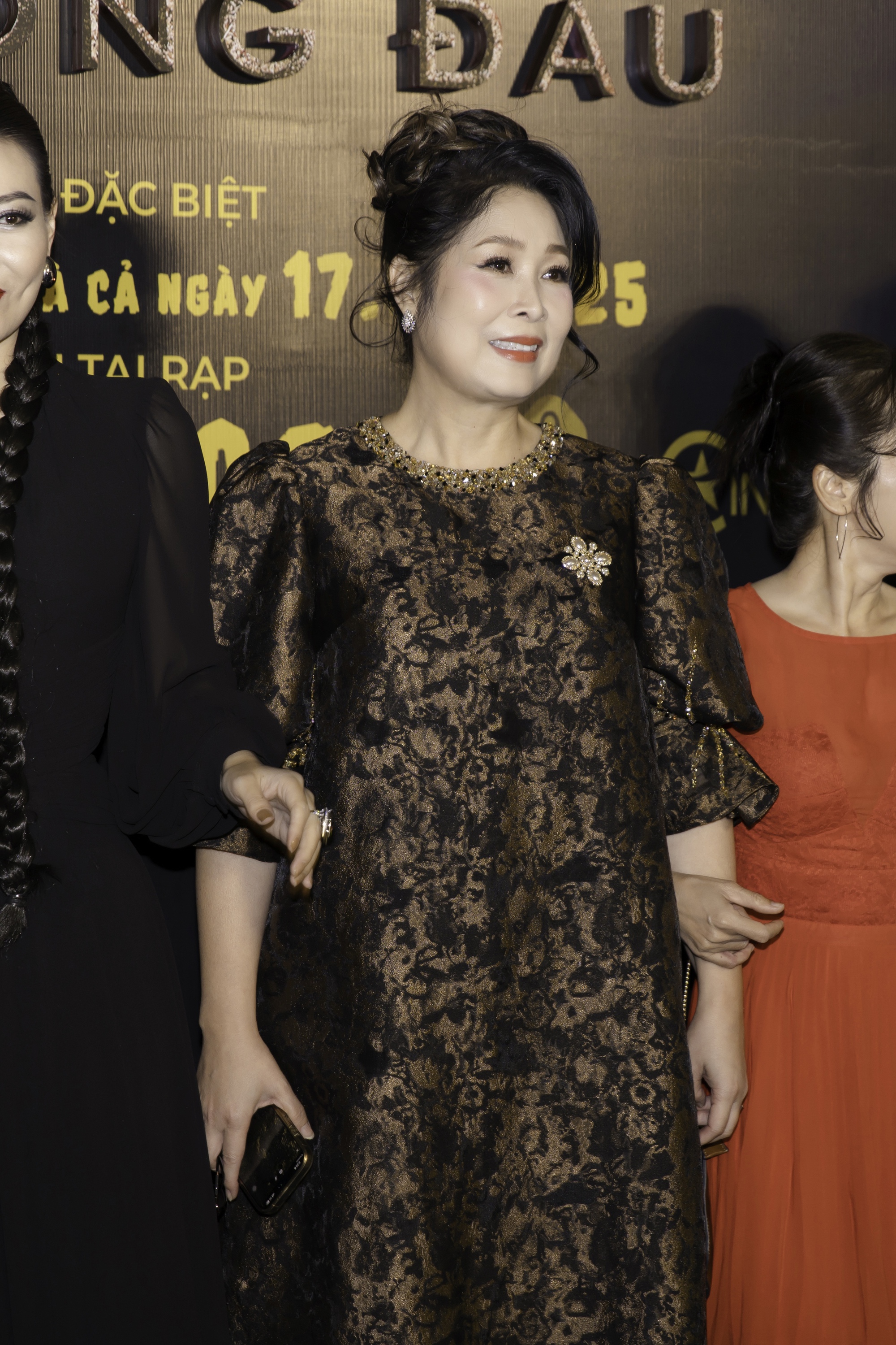 Clip hot: 1 sao nữ Vbiz bỏ chạy khỏi thảm đỏ khiến cả ekip nháo nhào- Ảnh 3. Clip hot: 1 sao nữ Vbiz bỏ chạy khỏi thảm đỏ khiến cả ekip nháo nhào- Ảnh 3.