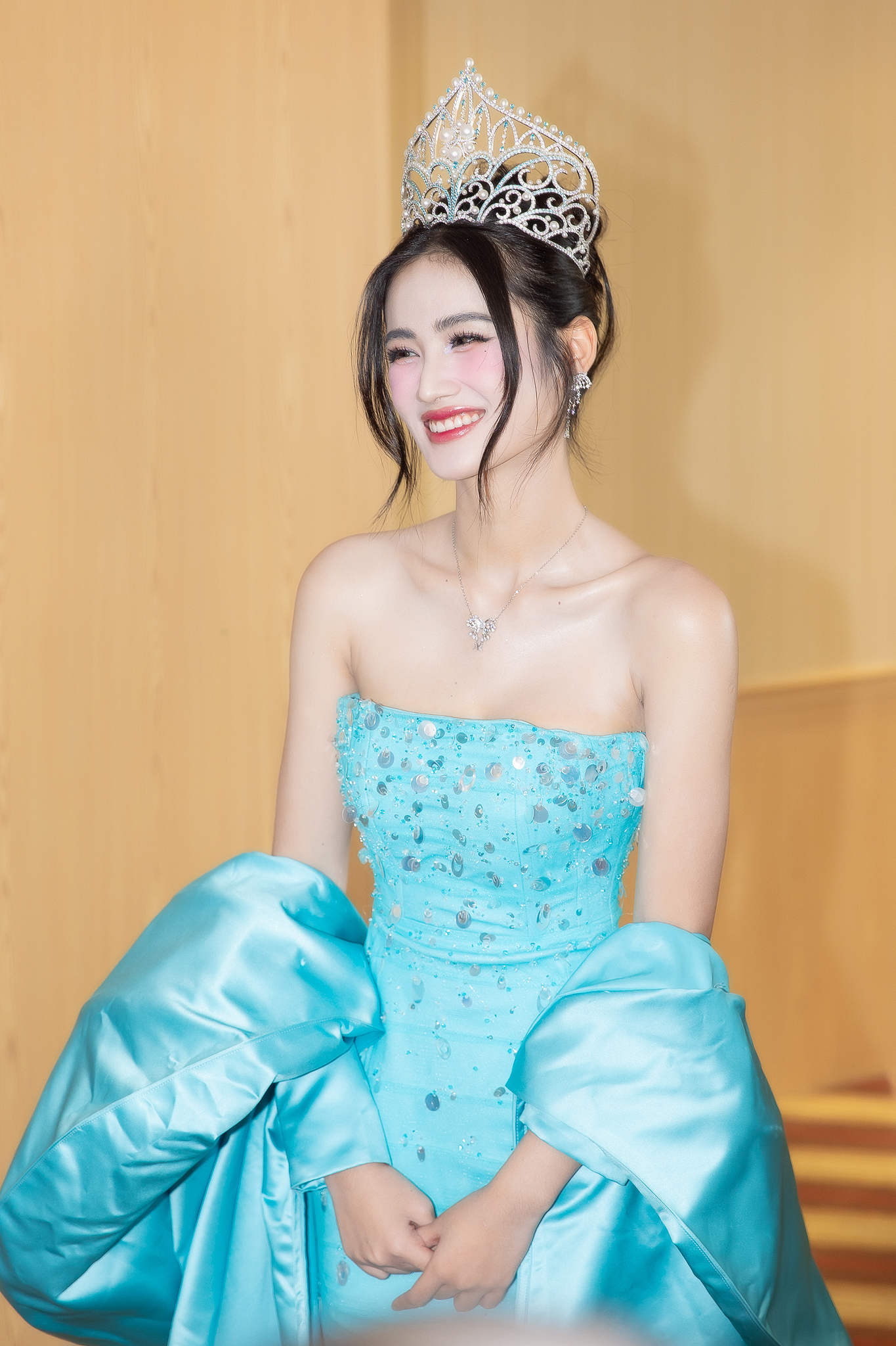 Thảm đỏ hot hôm nay: Tiểu Vy - Quế Anh lên đồ hở đọ sắc căng, Ý Nhi chiếm spotlight trong ngày vắng bạn trai- Ảnh 1.