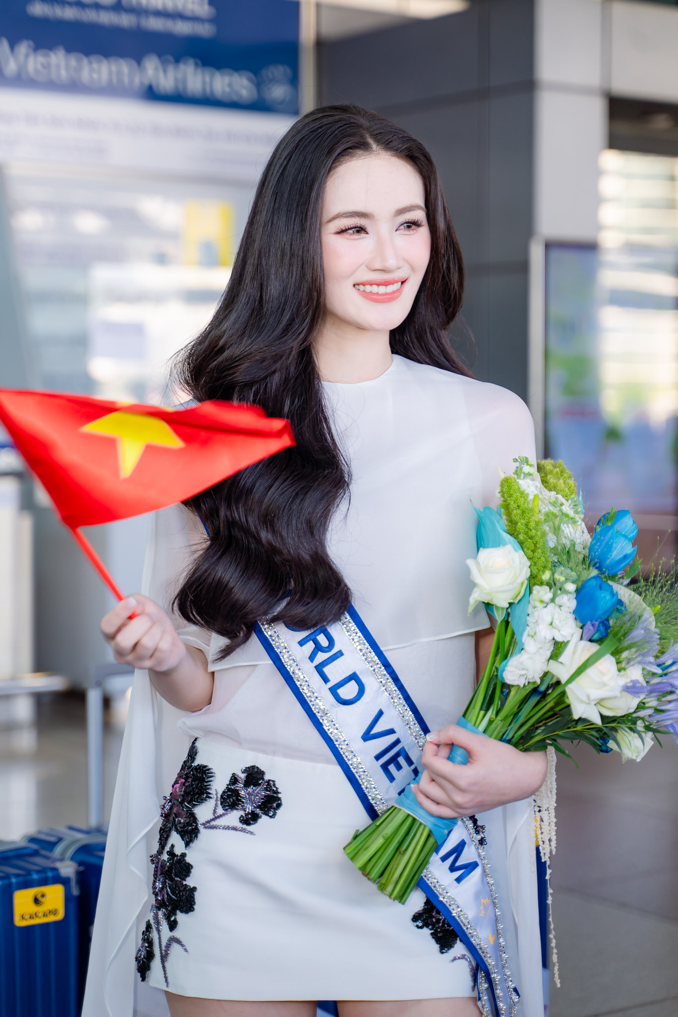 Hoa hậu Ý Nhi ngày đầu tại Miss World: Đụng dàn