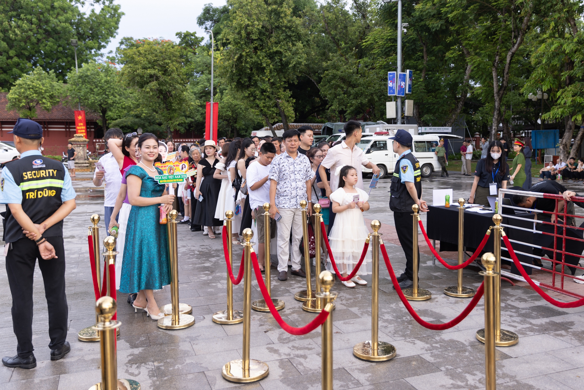 Chung kết Hoa hậu Việt Nam 2024: Thanh Thuỷ lộ diện trước thềm final walk, Tiểu Vy - Đỗ Hà cùng dàn hậu đổ bộ thảm đỏ- Ảnh 14.