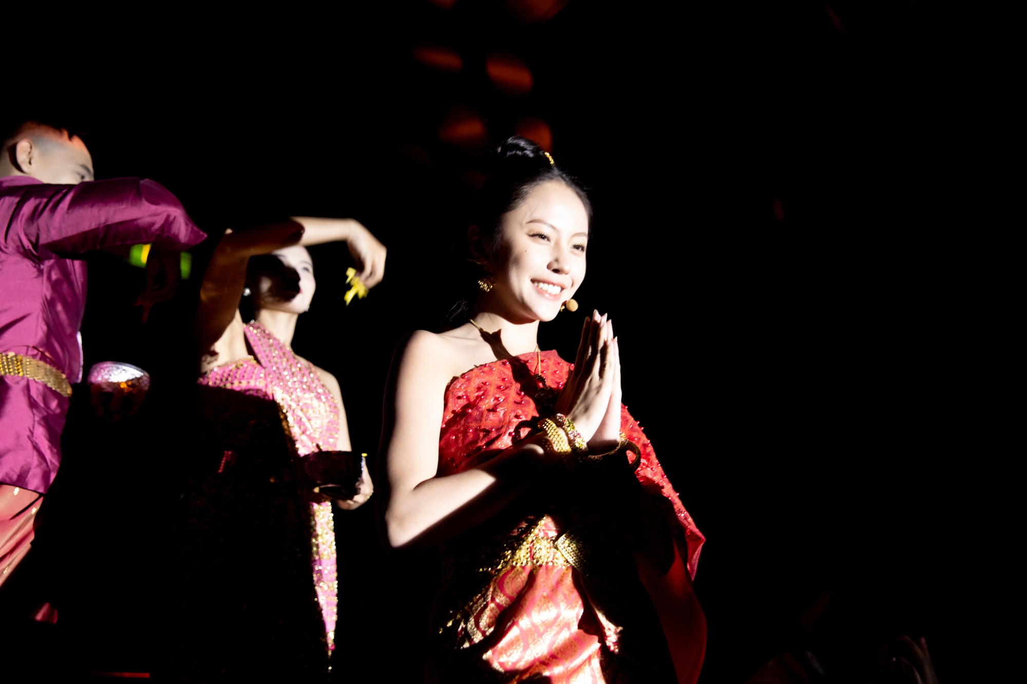 Đám cưới đang viral khắp MXH: Cô dâu đẹp đến nghẹt thở, chú rể là thiếu gia siêu giàu thấy mà ham- Ảnh 2.