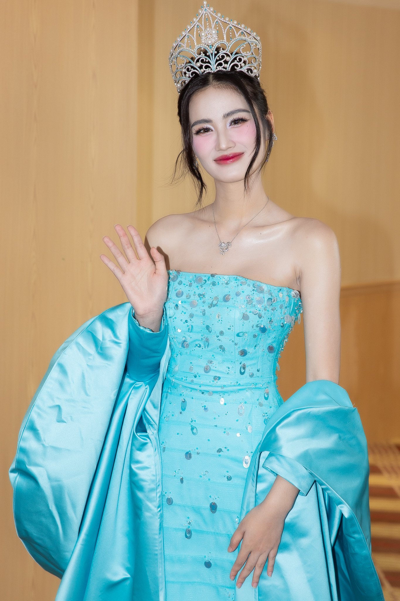 Thảm đỏ hot hôm nay: Tiểu Vy - Quế Anh lên đồ hở đọ sắc căng, Ý Nhi chiếm spotlight trong ngày vắng bạn trai- Ảnh 2.