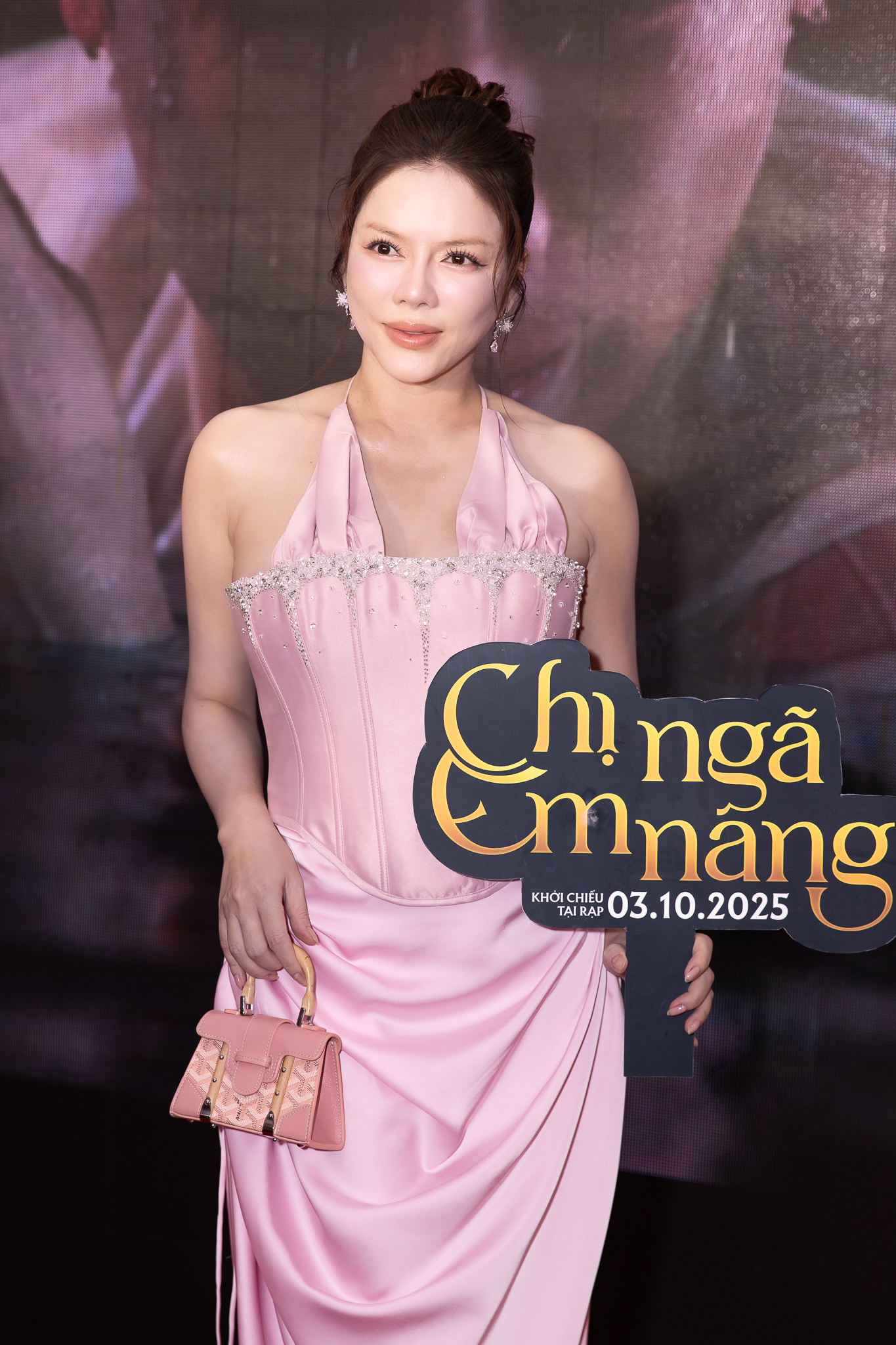 Thảm đỏ hot nhất hôm nay: Em gái Trấn Thành khoe dáng khác lạ, Lệ Quyên - Lâm Bảo Châu