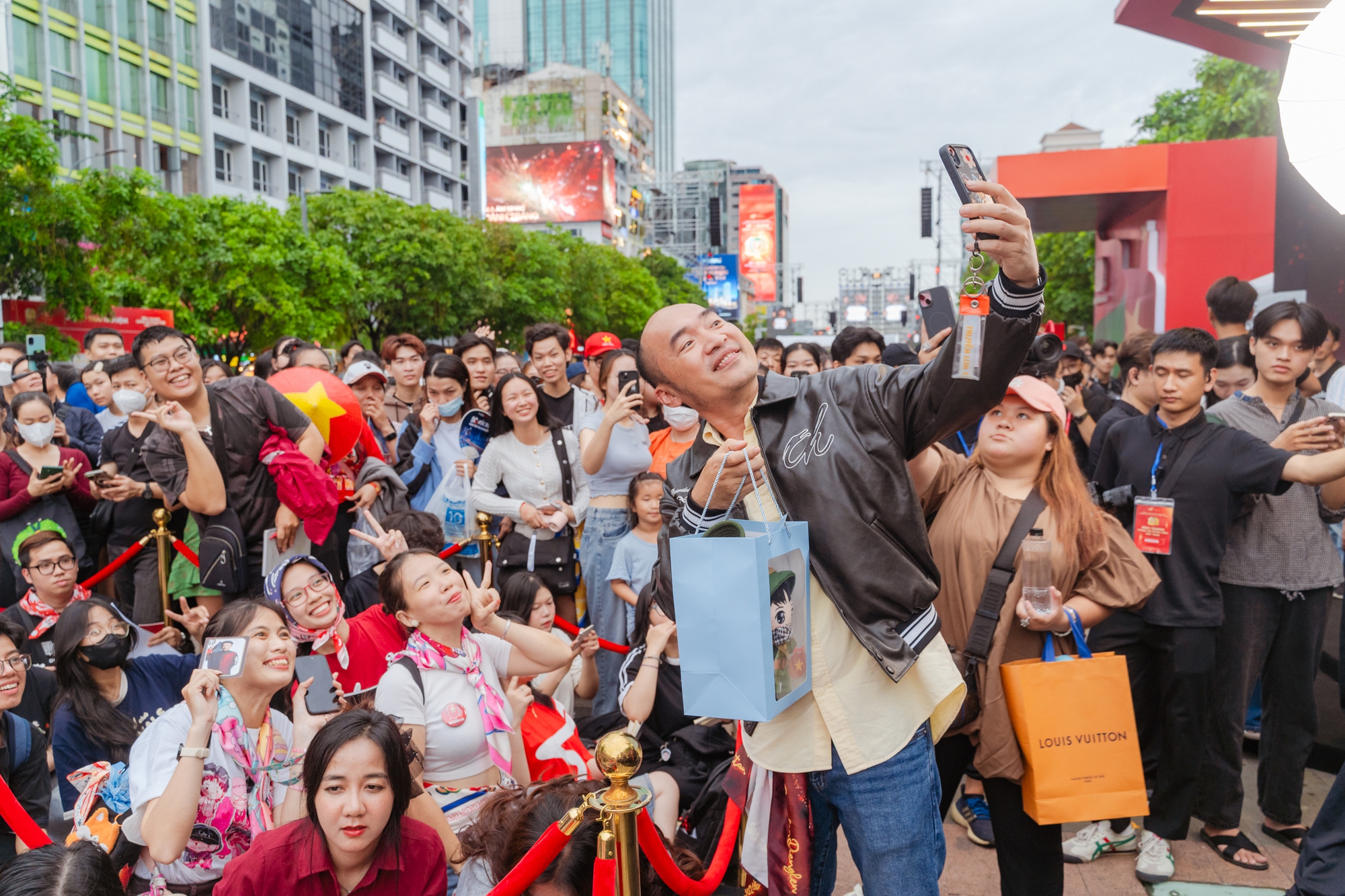 Mỹ nam top 1 visual Vbiz bất ngờ cạo đầu, ngoại hình gây sốc giữa sự kiện- Ảnh 6.