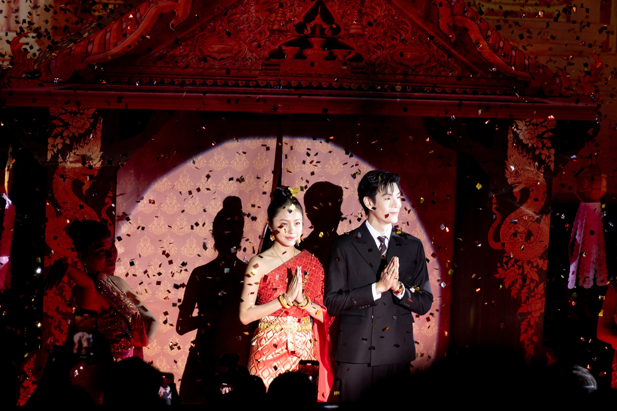 Đám cưới đang viral khắp MXH: Cô dâu đẹp đến nghẹt thở, chú rể là thiếu gia siêu giàu thấy mà ham- Ảnh 4.