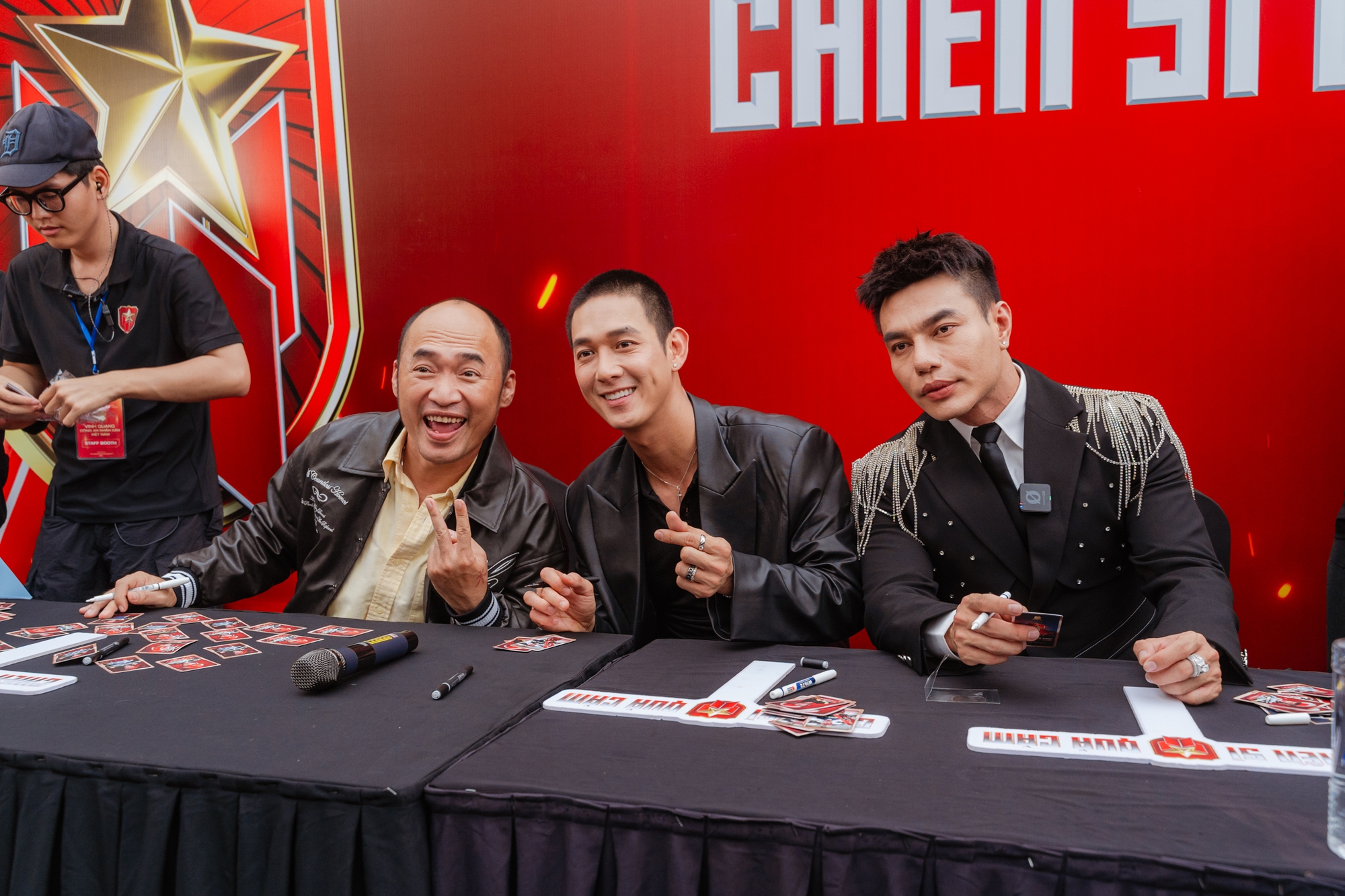 Mỹ nam top 1 visual Vbiz bất ngờ cạo đầu, ngoại hình gây sốc giữa sự kiện- Ảnh 2.