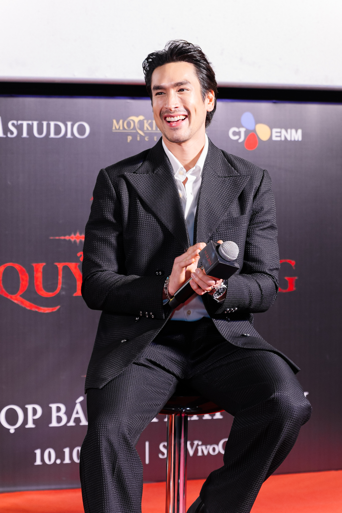 Clip hot: Nam thần Thái Lan đẹp quá mức chịu đựng khi tới Việt Nam, bắt trend nhạc Việt bùng nổ MXH- Ảnh 1. Clip hot: Nam thần Thái Lan đẹp quá mức chịu đựng khi tới Việt Nam, bắt trend nhạc Việt bùng nổ MXH- Ảnh 1.