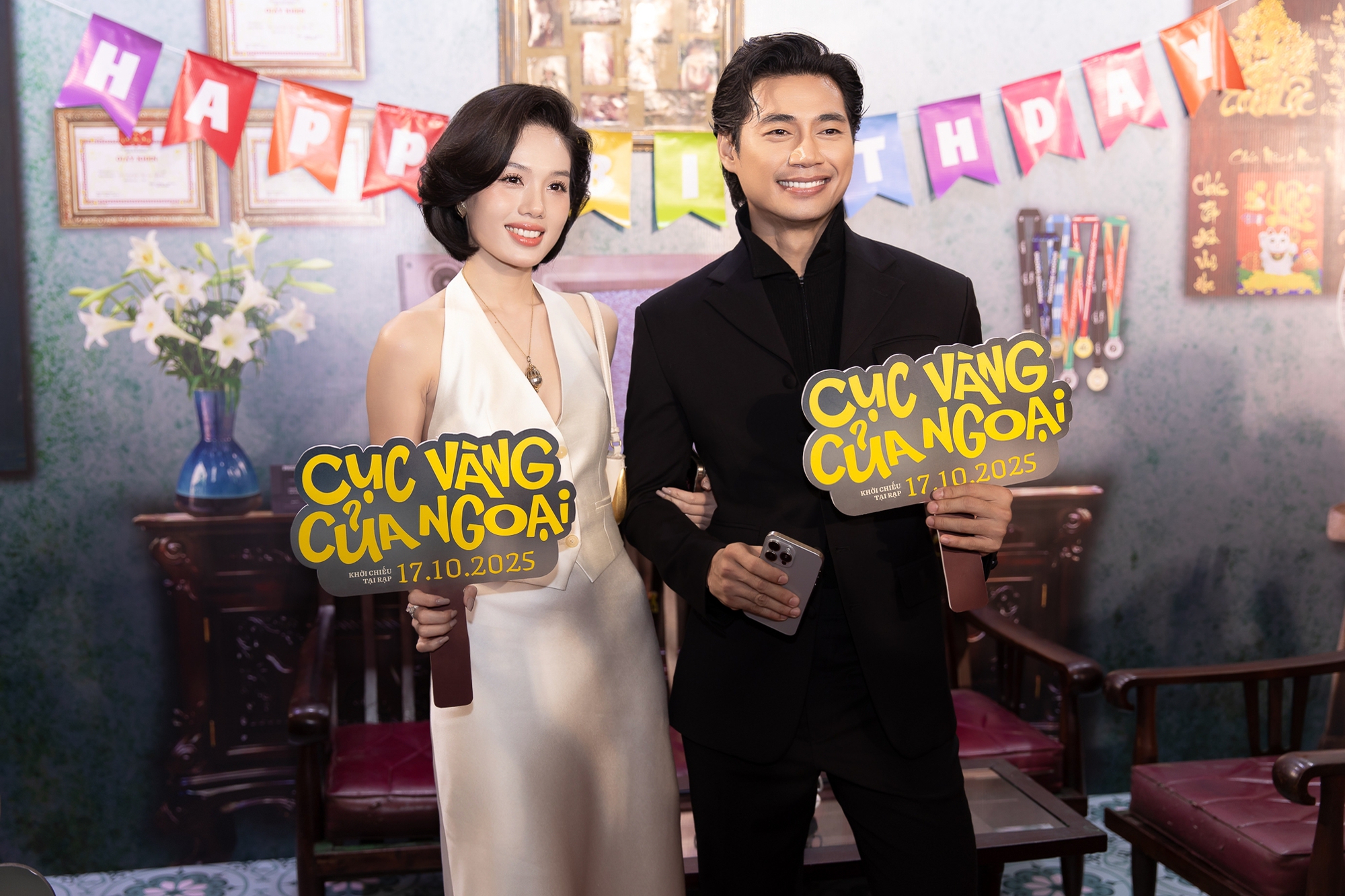 Thảm đỏ hot nhất hôm nay: Hoa hậu Khánh Vân khoe body cực bén giữa tin đồn có bầu, dàn nam thần trăm tỷ náo loạn sự kiện- Ảnh 13. Thảm đỏ hot nhất hôm nay: Hoa hậu Khánh Vân khoe body cực bén giữa tin đồn có bầu, dàn nam thần trăm tỷ náo loạn sự kiện- Ảnh 13.